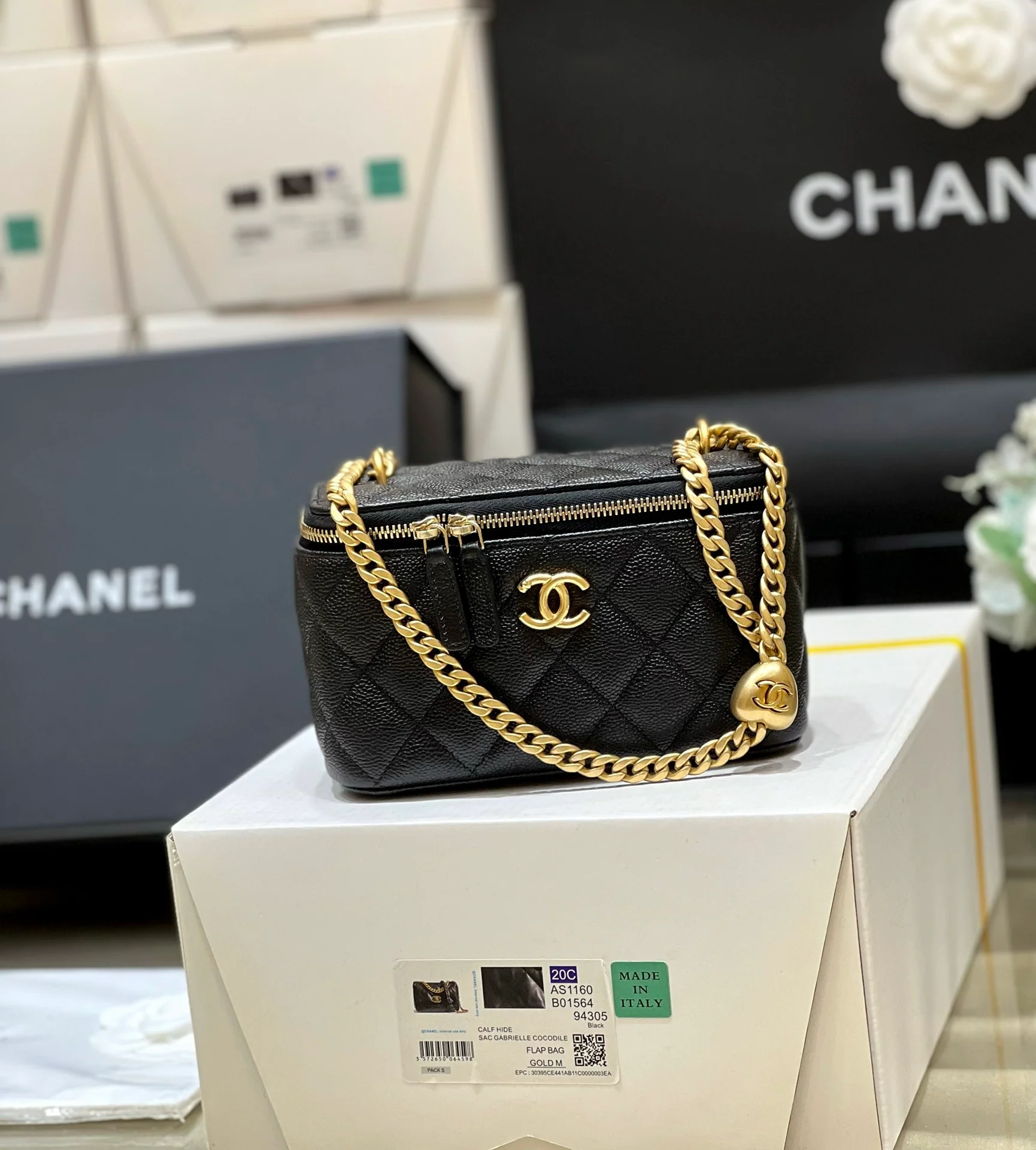 Новинка сезона весна/лето 2023 от Chanel - Регулируемая длинная сумка-бокс в форме сердца - 17 см - Черная