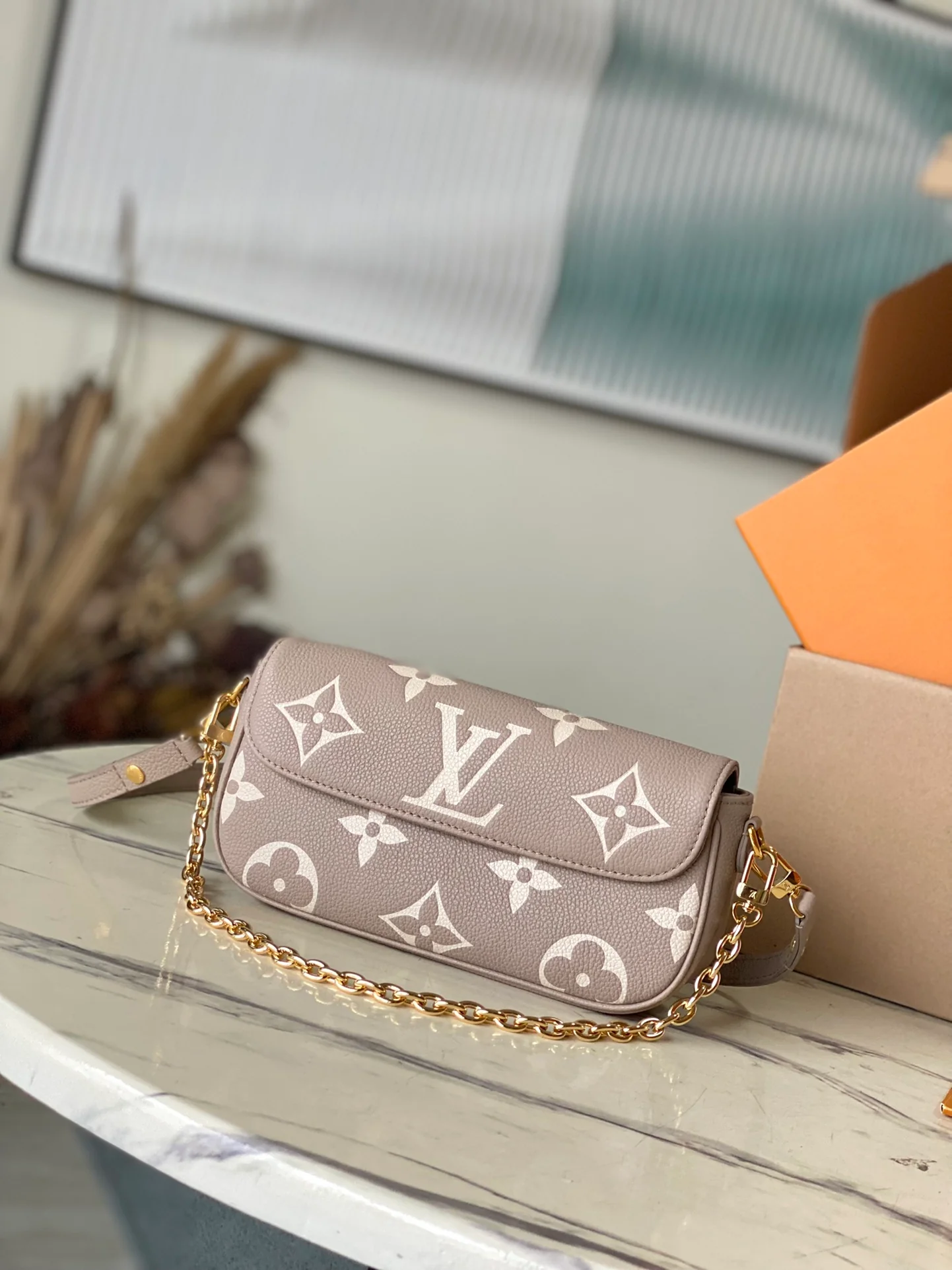 m82211-LV-кошелек-на-цепочке-плющ-абрикос