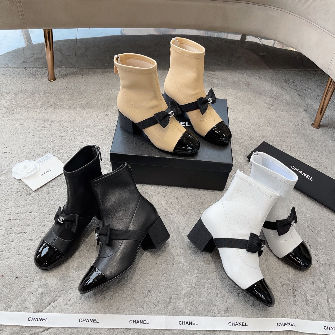 Новые поступления коллекции Chanel Pre-Fall 2023 — образ с парижского подиума — ботильоны с бантом — абрикосовый цвет.