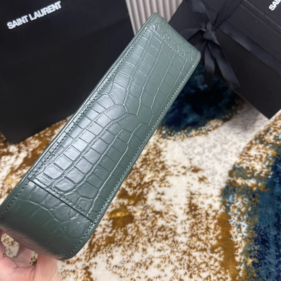 Сумка-седло YSL - зеленая с тиснением под крокодиловую кожу и золотой пряжкой.