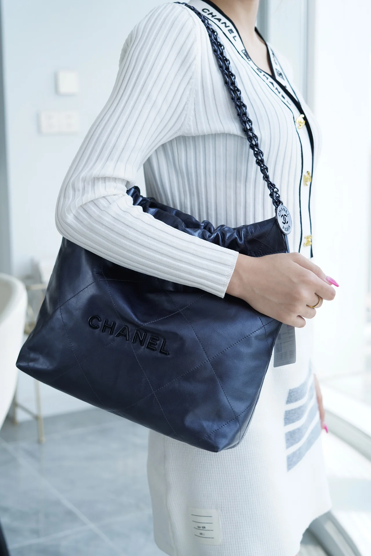 Сумка Chanel 22 - маленькая, металлизированная, синяя.