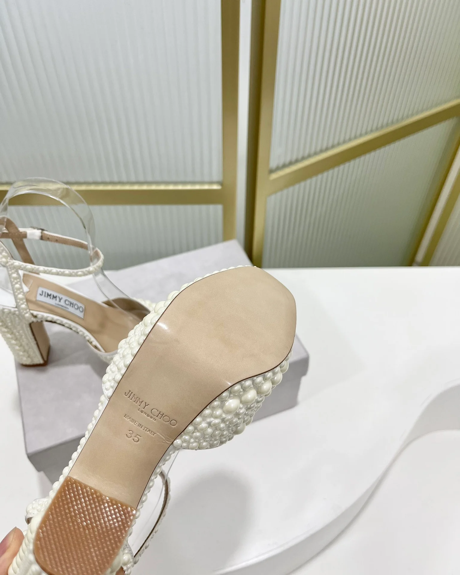 Сандалии на высоком массивном каблуке Jimmy Retro Pearl Series - белые.