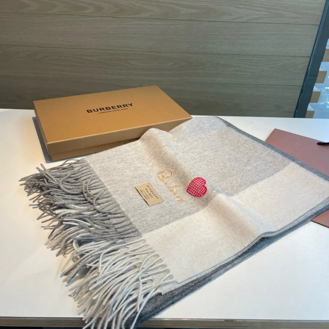 Шарф Burberry 2024 с вышитым сердцем - 70-200