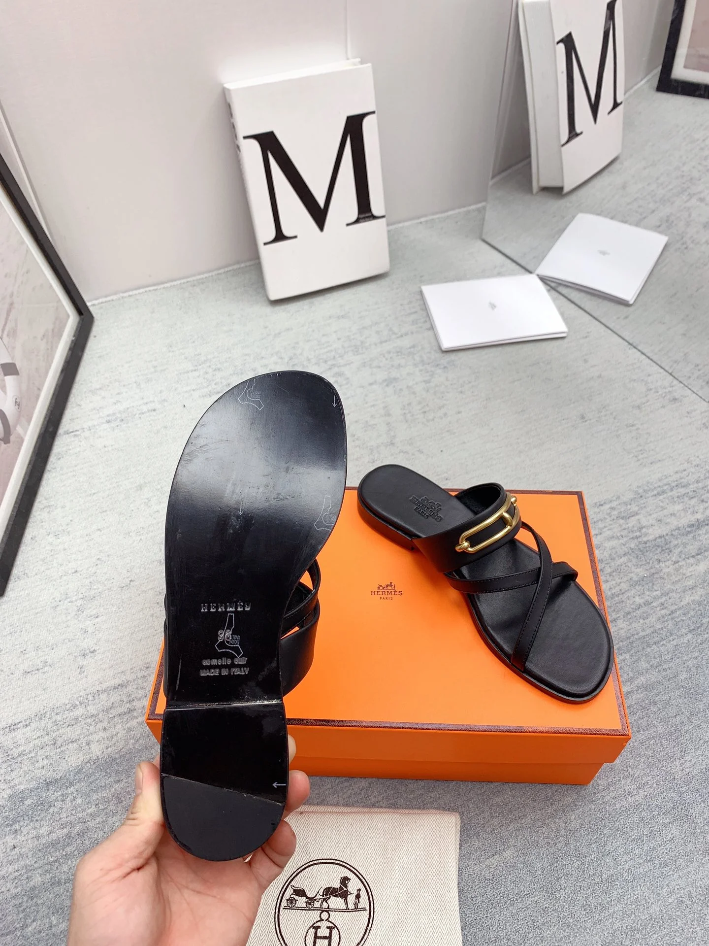 Новинка сезона весна/лето 2022 от Hermes - Текстурированные плоские тапочки - 1