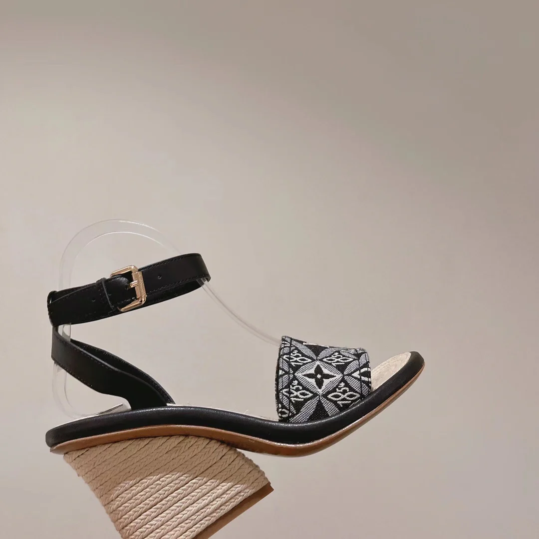 Новинка лета 2022 года от LV - Классические сандалии на массивном каблуке - Черные