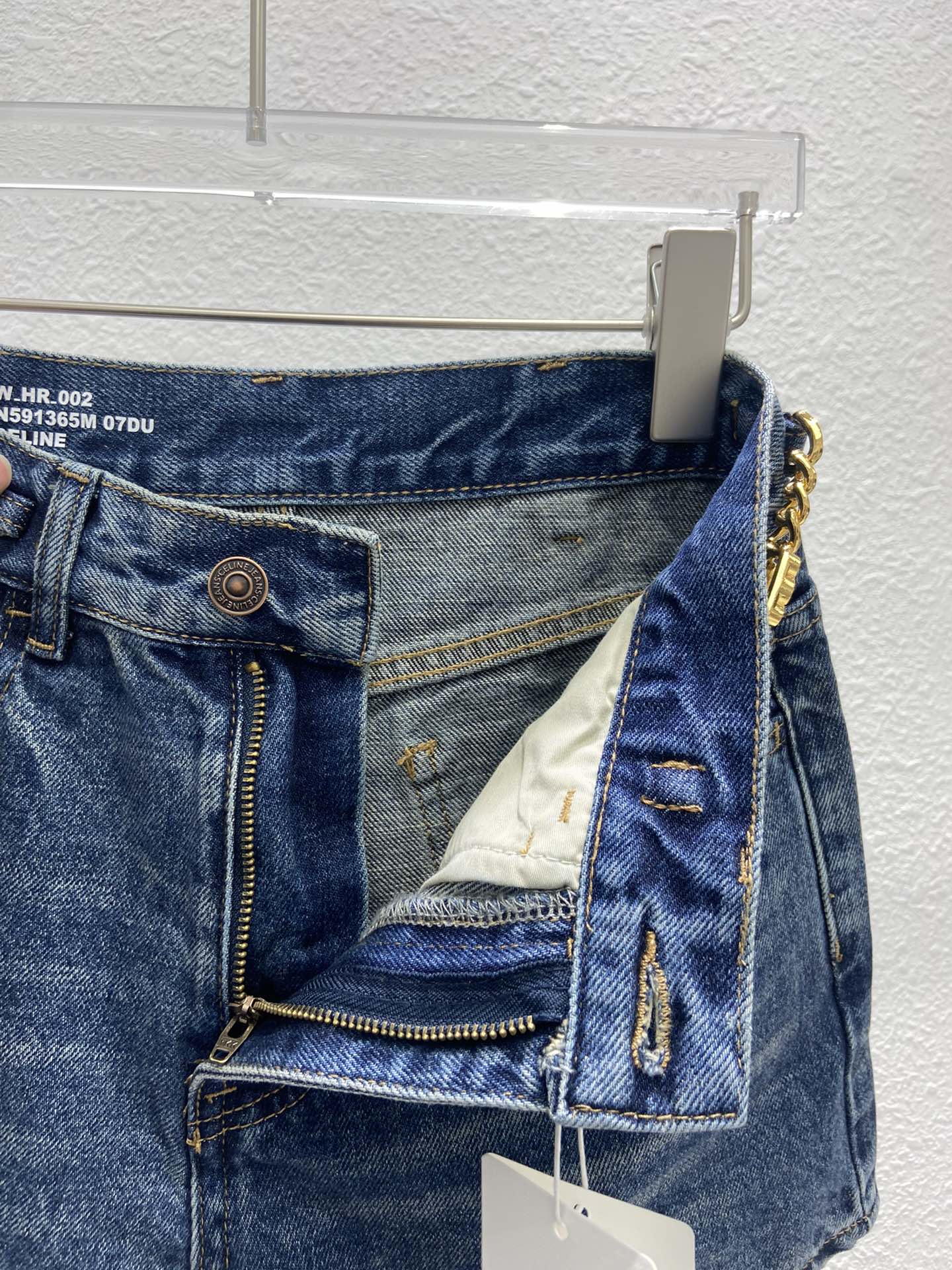 Celine 2403 - Джинсовые шорты с цепочкой на поясе