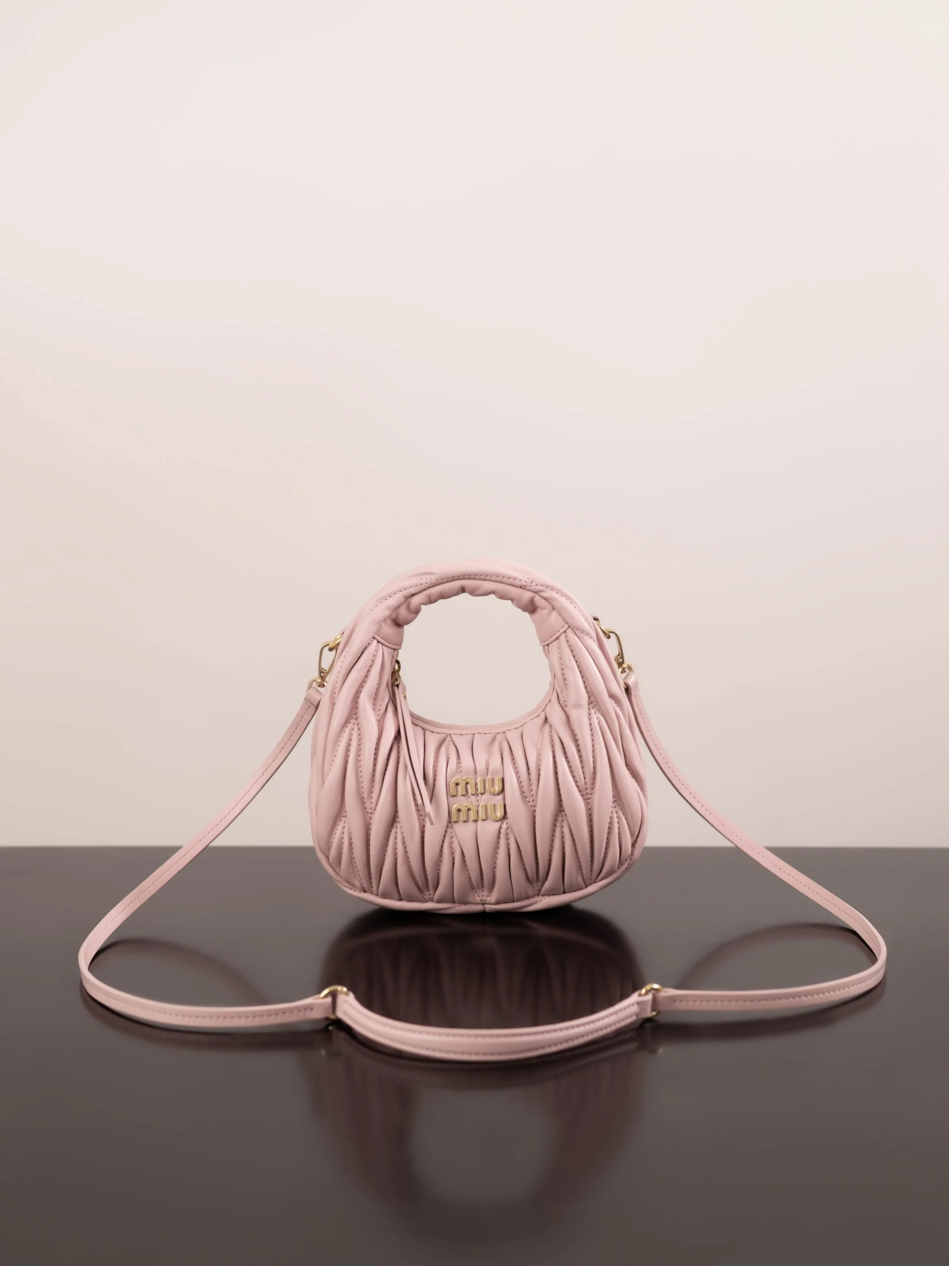 Мини-сумочка Miu Miu розового цвета - из овечьей кожи.