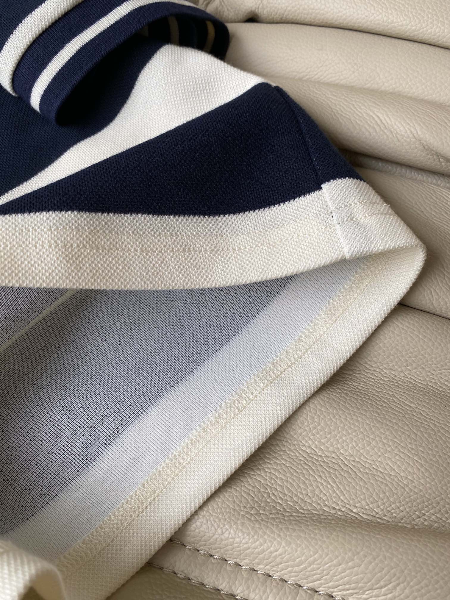 Комплект Miu Miu-2404-24ss: повседневная рубашка-поло и плиссированная юбка.