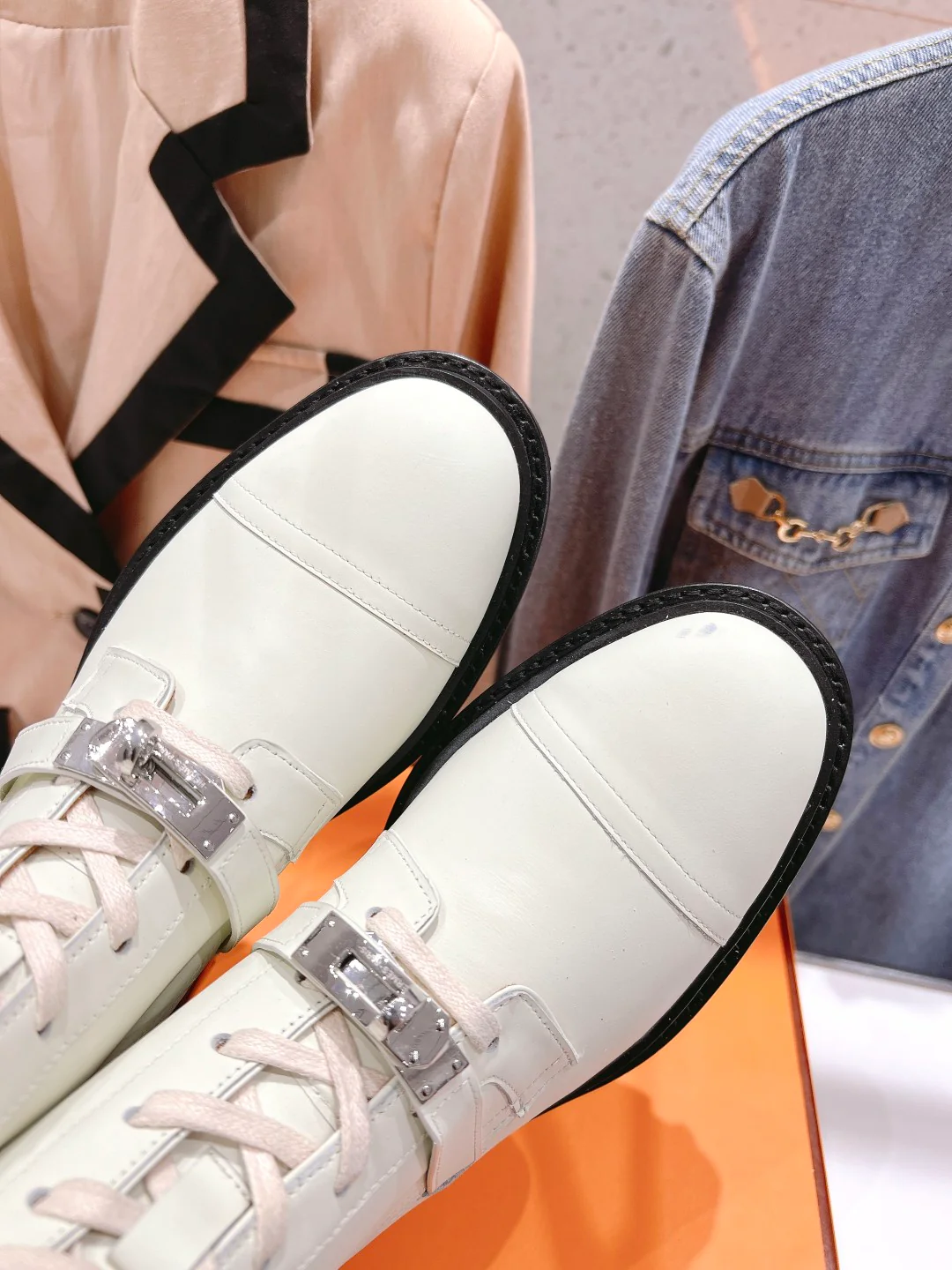 Новинка сезона осень/зима 2023 от Hermes — ботильоны на шнуровке унисекс — белые.