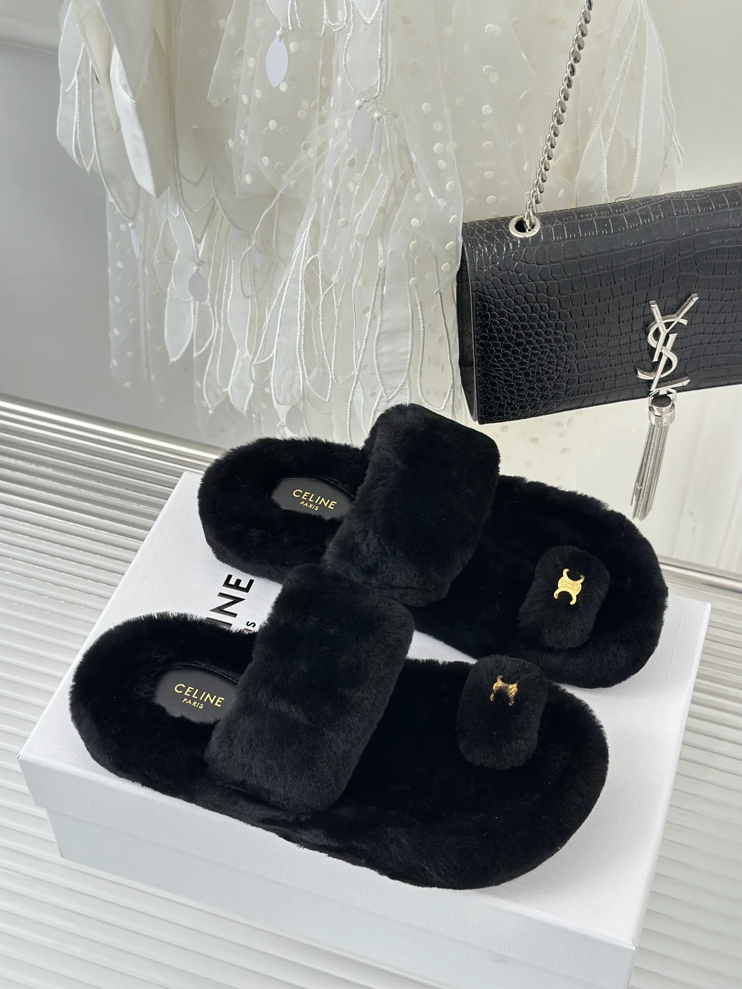 Новинка 2023 года от Celine - Шерстяные шлепанцы - Черные