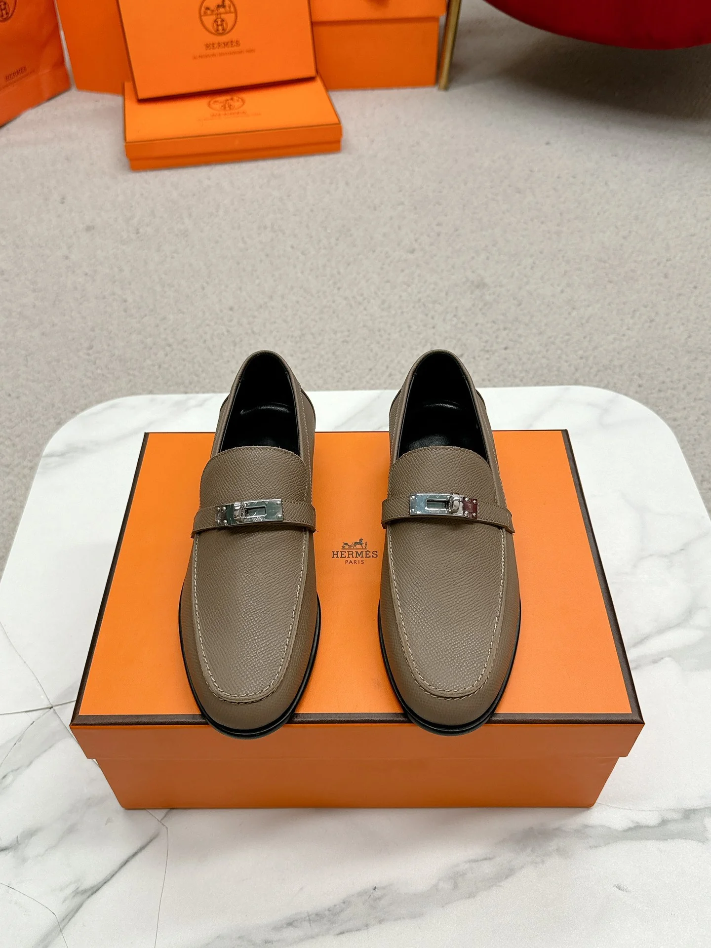 Лоферы Hermes 2024 — цвет ?Молочный чай?