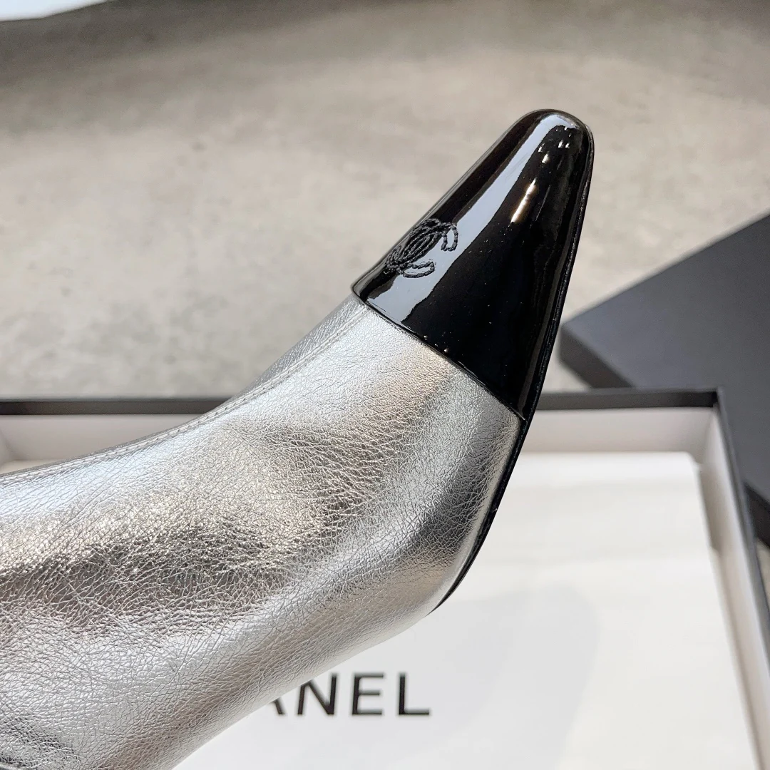Новинка сезона ?Ранняя осень 2023? от Chanel — ботильоны ?Челси? на низком каблуке — серебристые.