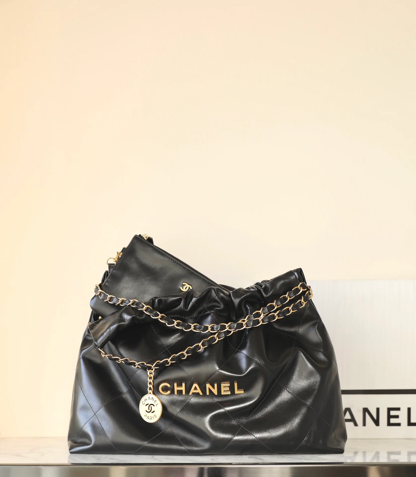 Сумка Chanel 22 (горизонтальный дизайн) - черная с золотой фурнитурой.