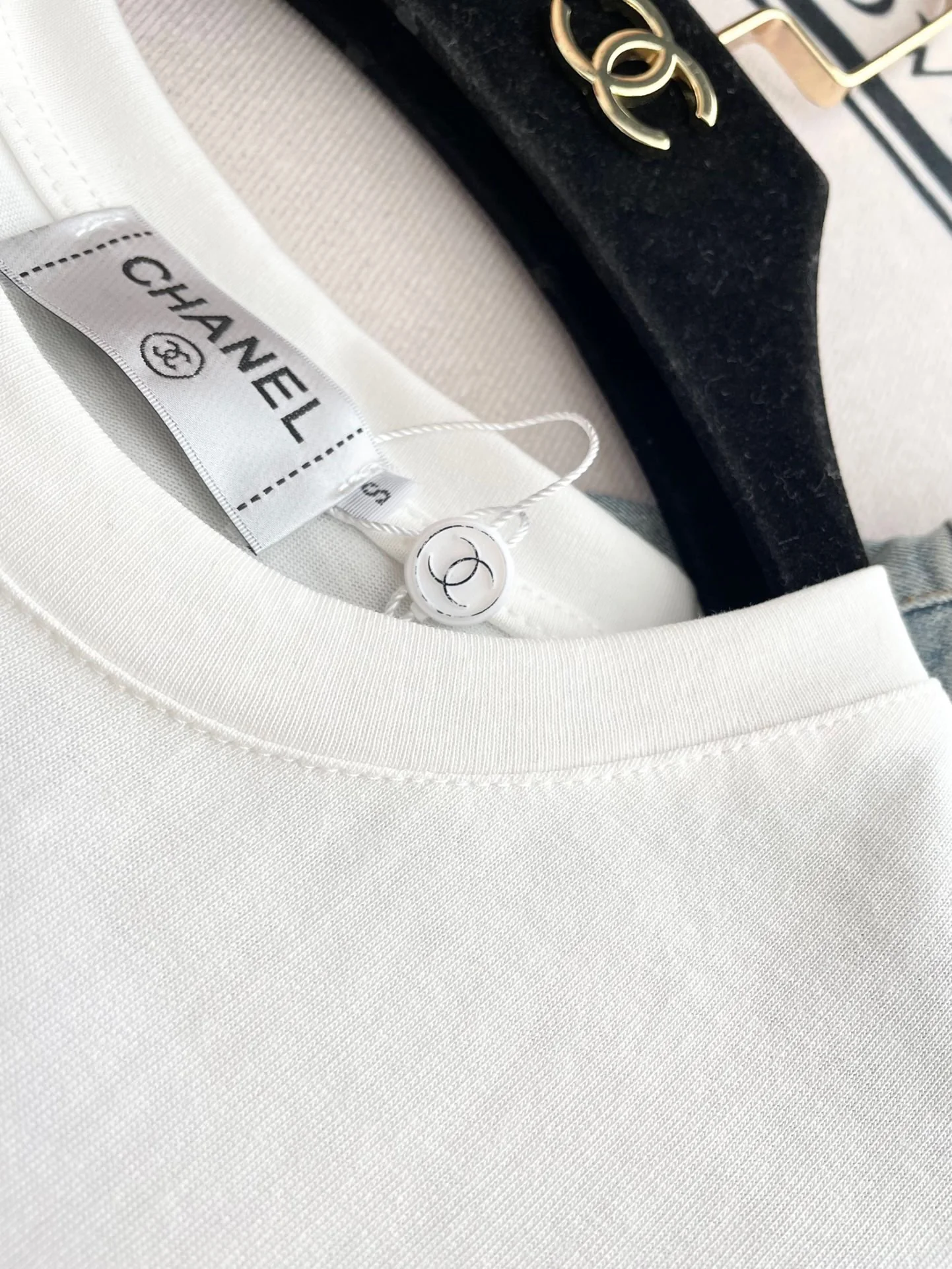 Футболка Chanel 2403 с круглым вырезом и принтом из пайеток, с коротким рукавом