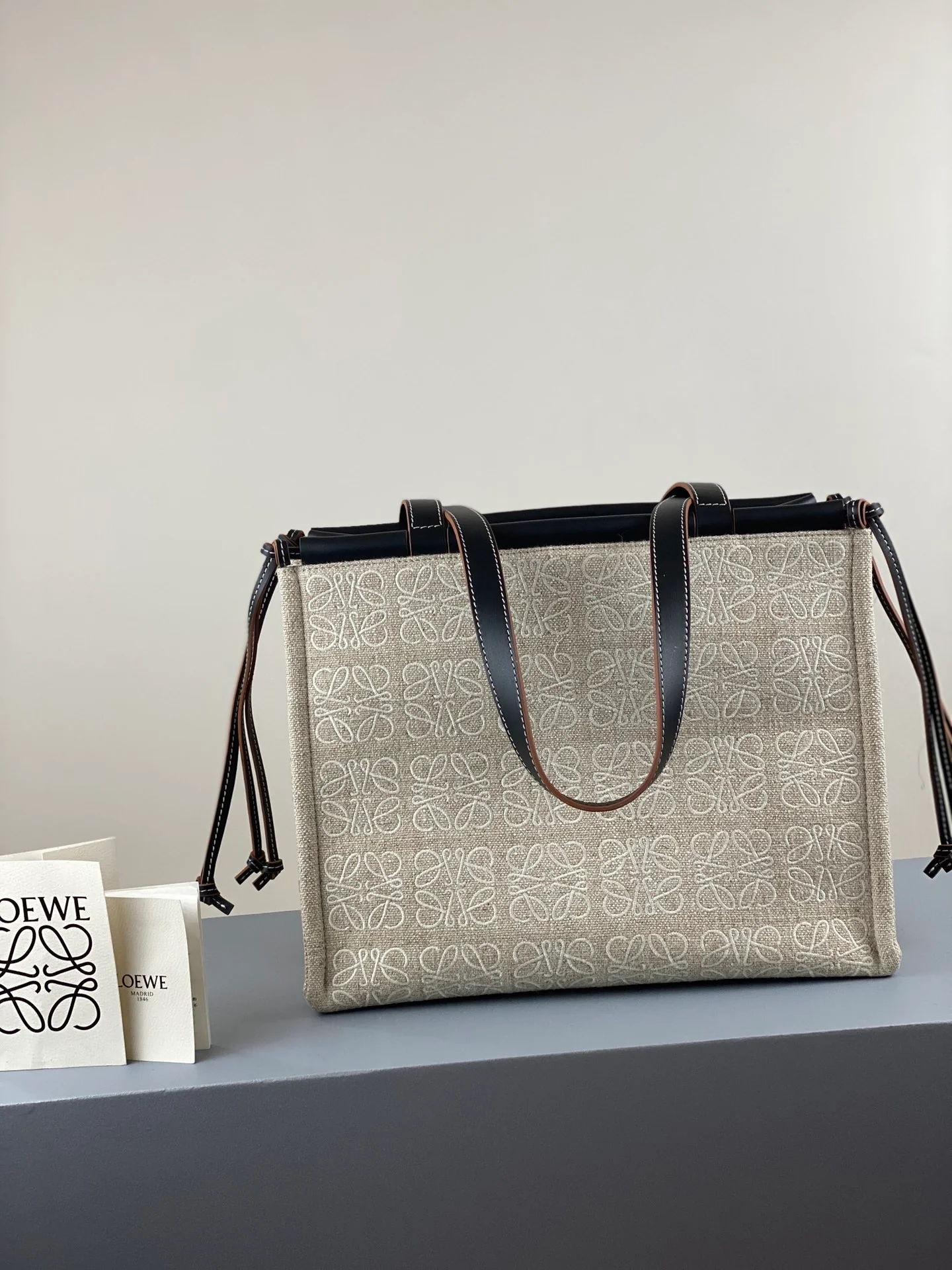 Сумка-тоут Loewe с подушкой, маленькая