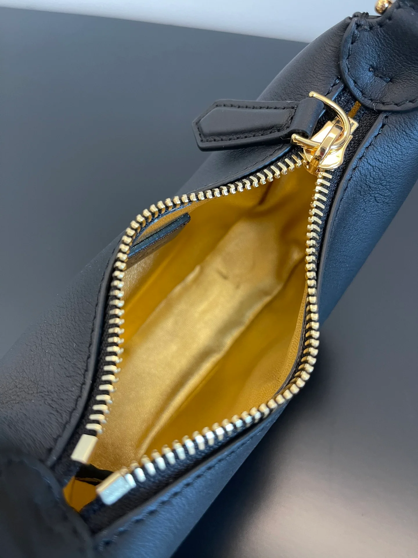 Миниатюрная черная кожаная сумка через плечо Fendi-fendigraphy