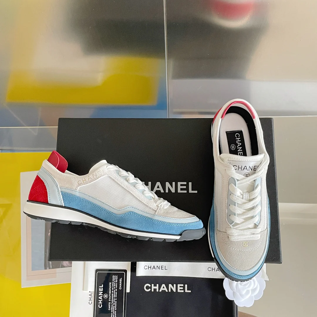Новинка 2023 года от Chanel - Повседневные кроссовки в стиле колор-блок - Бело-синие