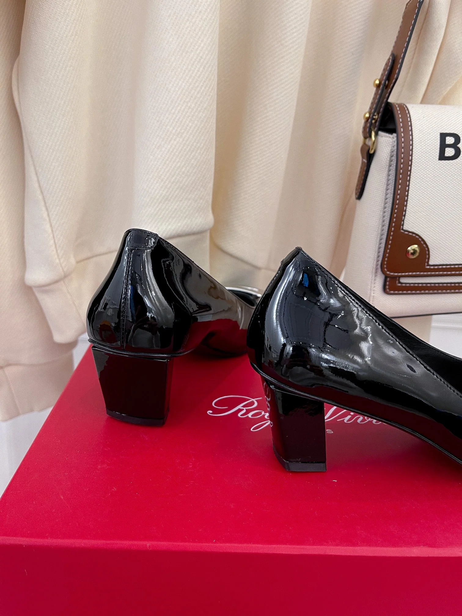 Блочный каблук RV-4-5 см - черный с серебряной пряжкой