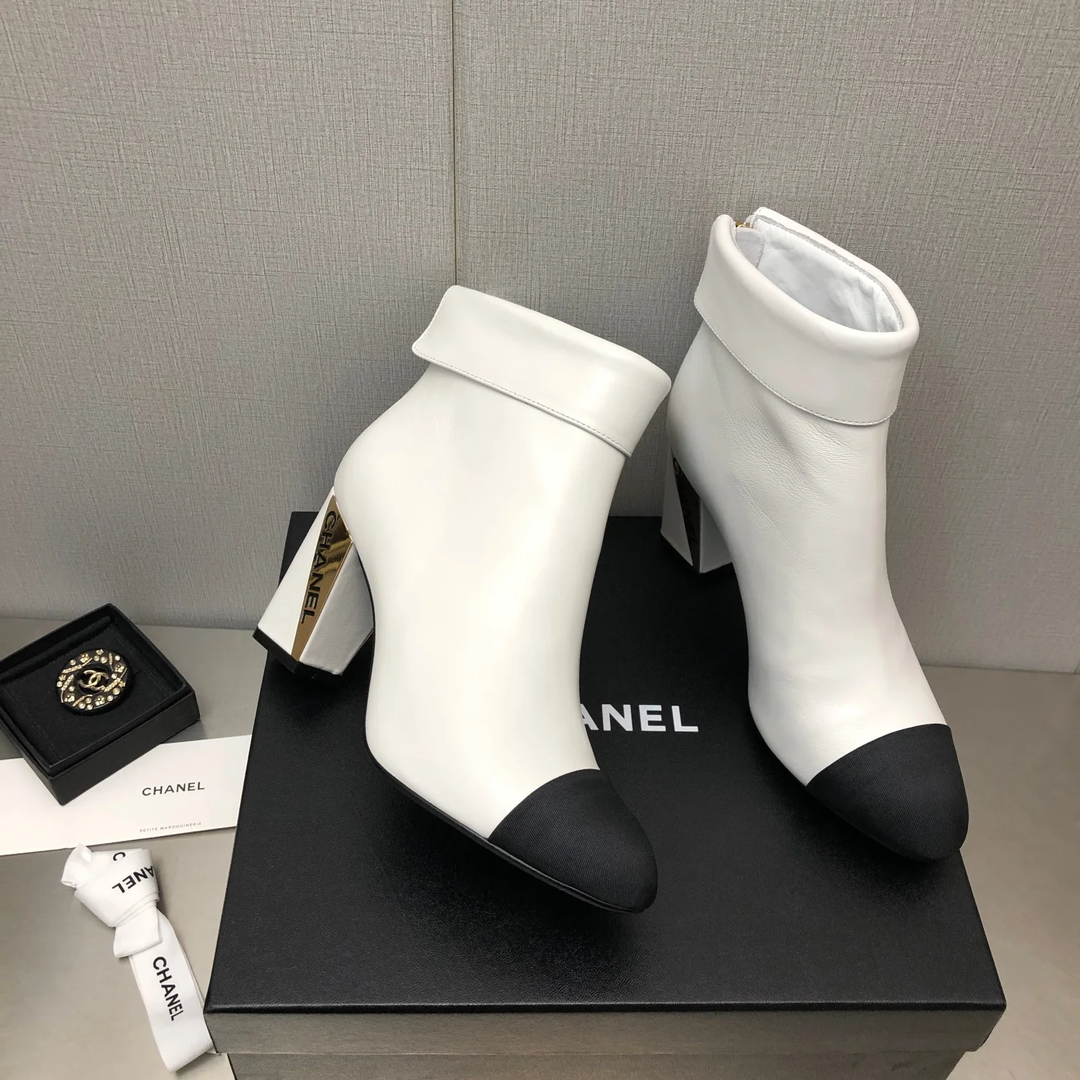 Новинка сезона осень/зима 2022 от Chanel - Ботильоны на высоком каблуке - Белые