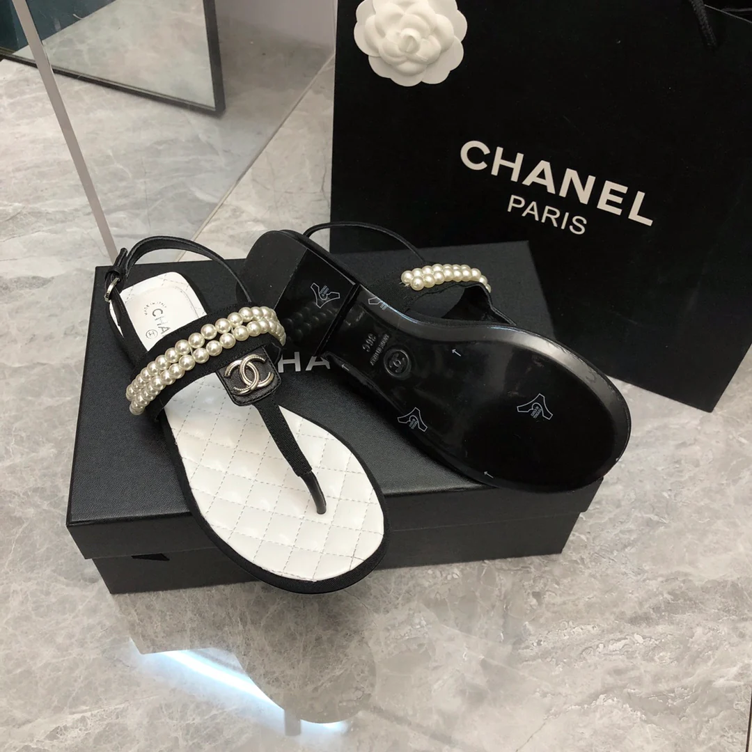 Новинка сезона весна/лето 2023 от Chanel - Классическая серия, сандалии с Т-образным ремешком и жемчугом - Черные