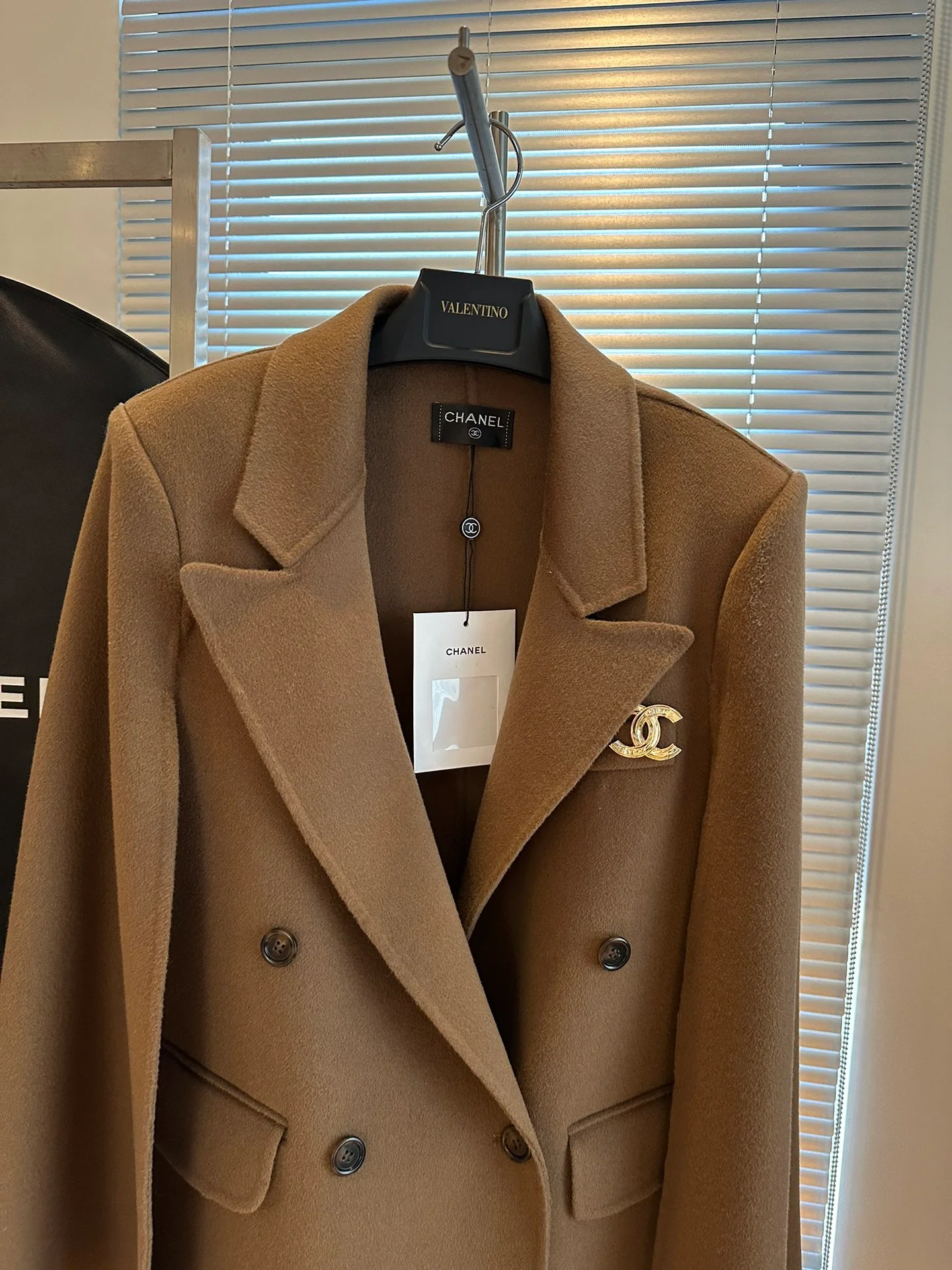 Chanel 2403 - Элегантный шерстяной костюм с дорогой накидкой - Коричневый