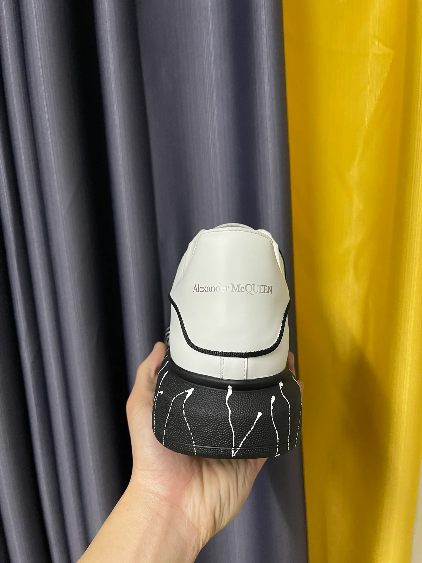 Классические белые кроссовки McQueen - унисекс - полностью белая кожа - белые граффити на черной основе