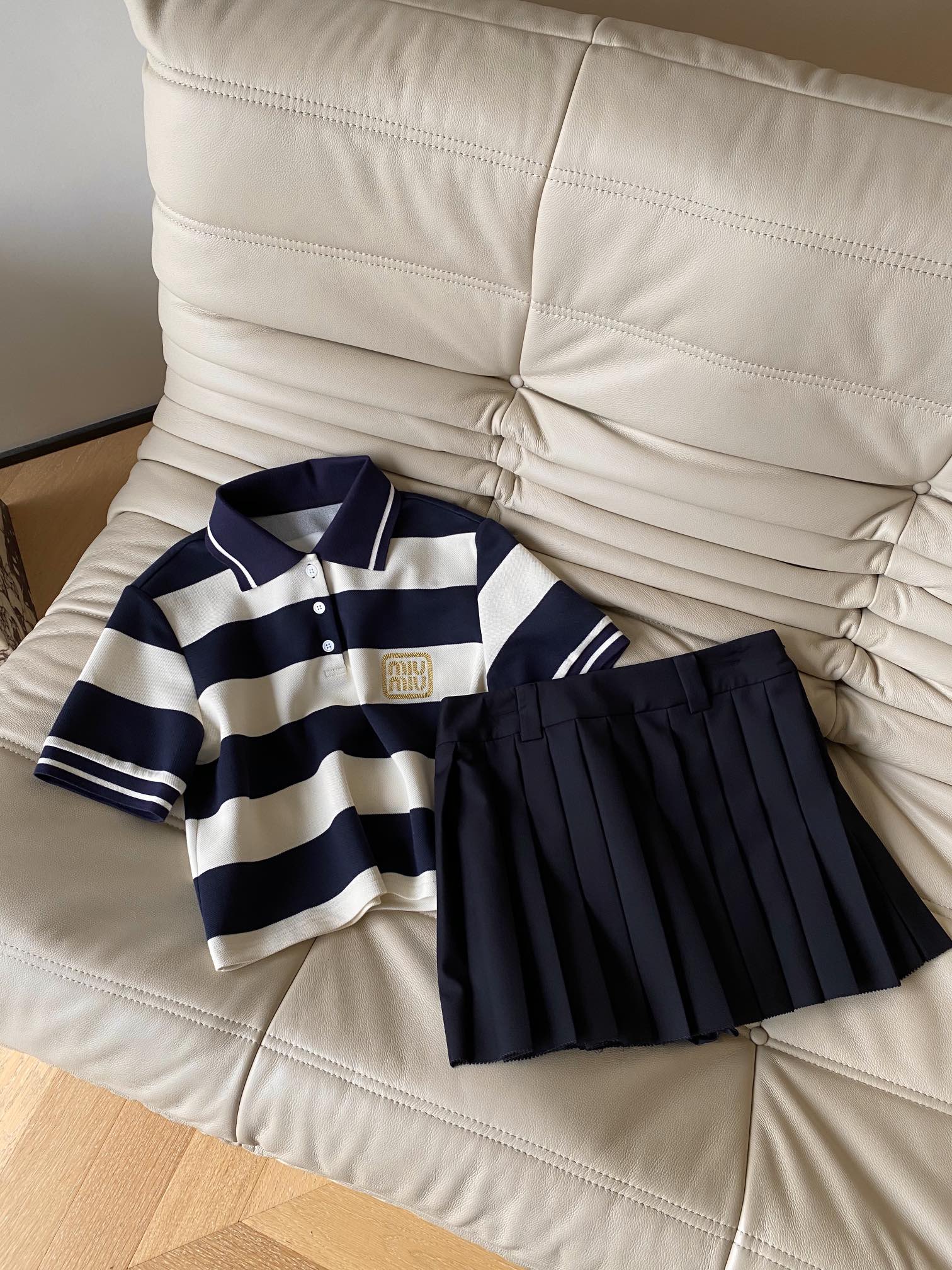 Комплект Miu Miu-2404-24ss: повседневная рубашка-поло и плиссированная юбка.