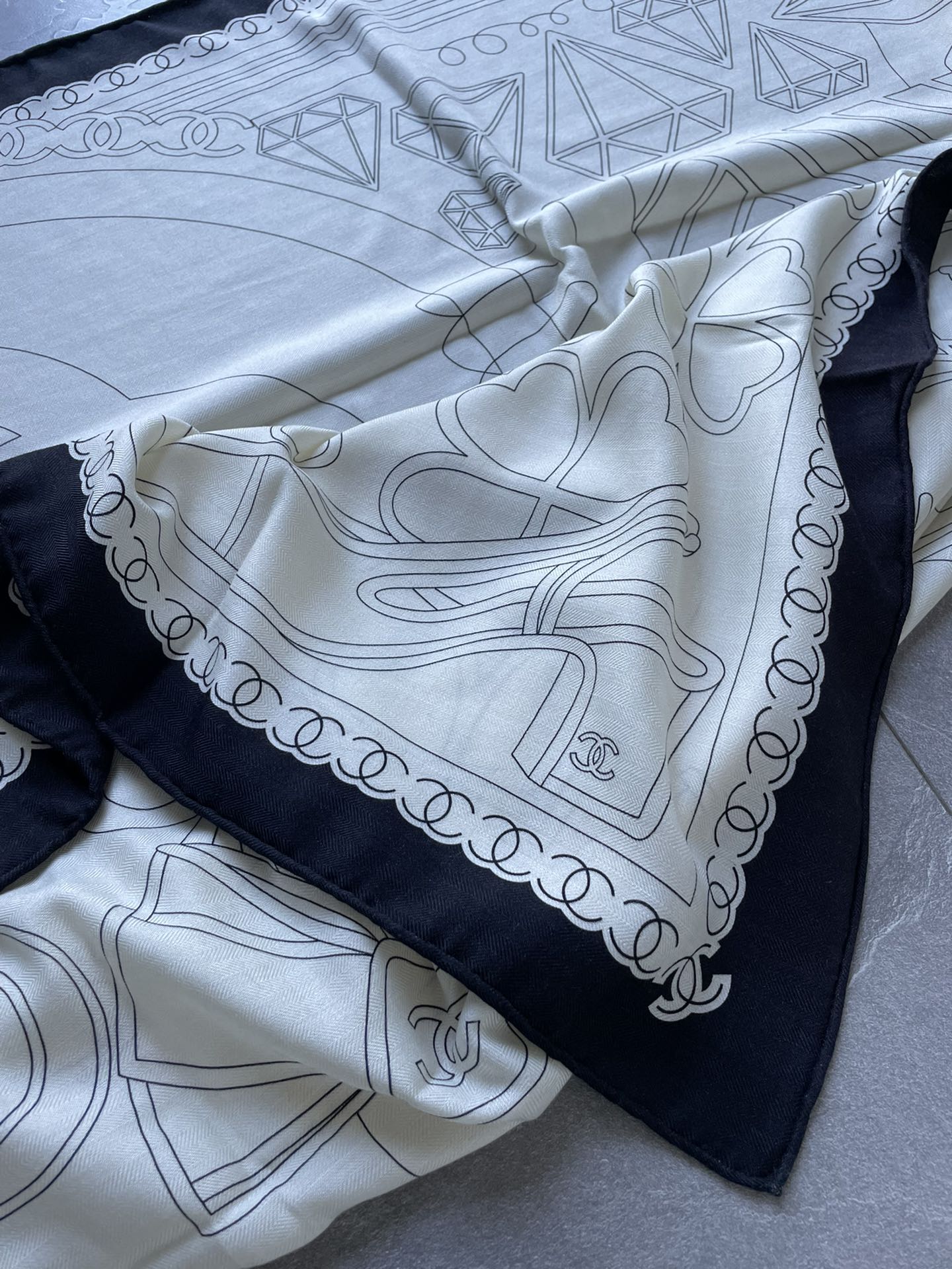 Chanel - Двусторонняя шаль 140 см