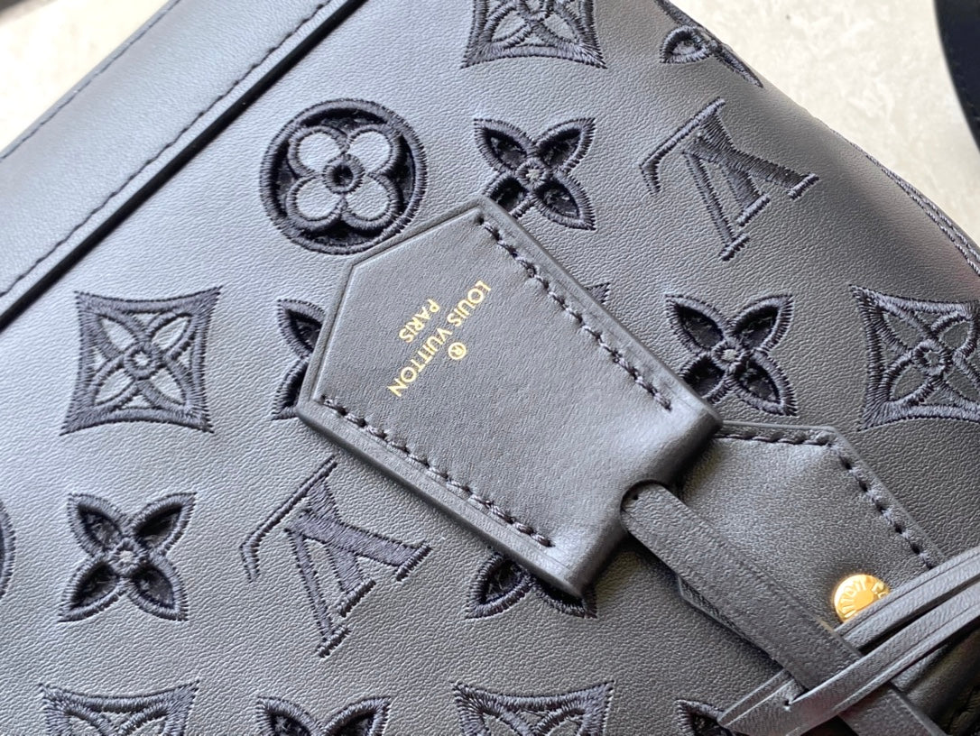 m22878-LV-new-alma-bb сумка-оболочка-черная