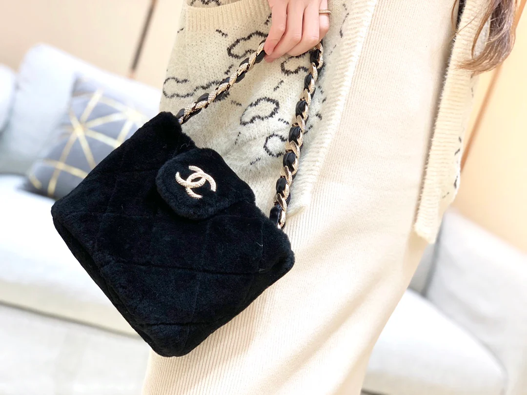 Сумка Chanel из овчины с цепочкой и бриллиантами - 1