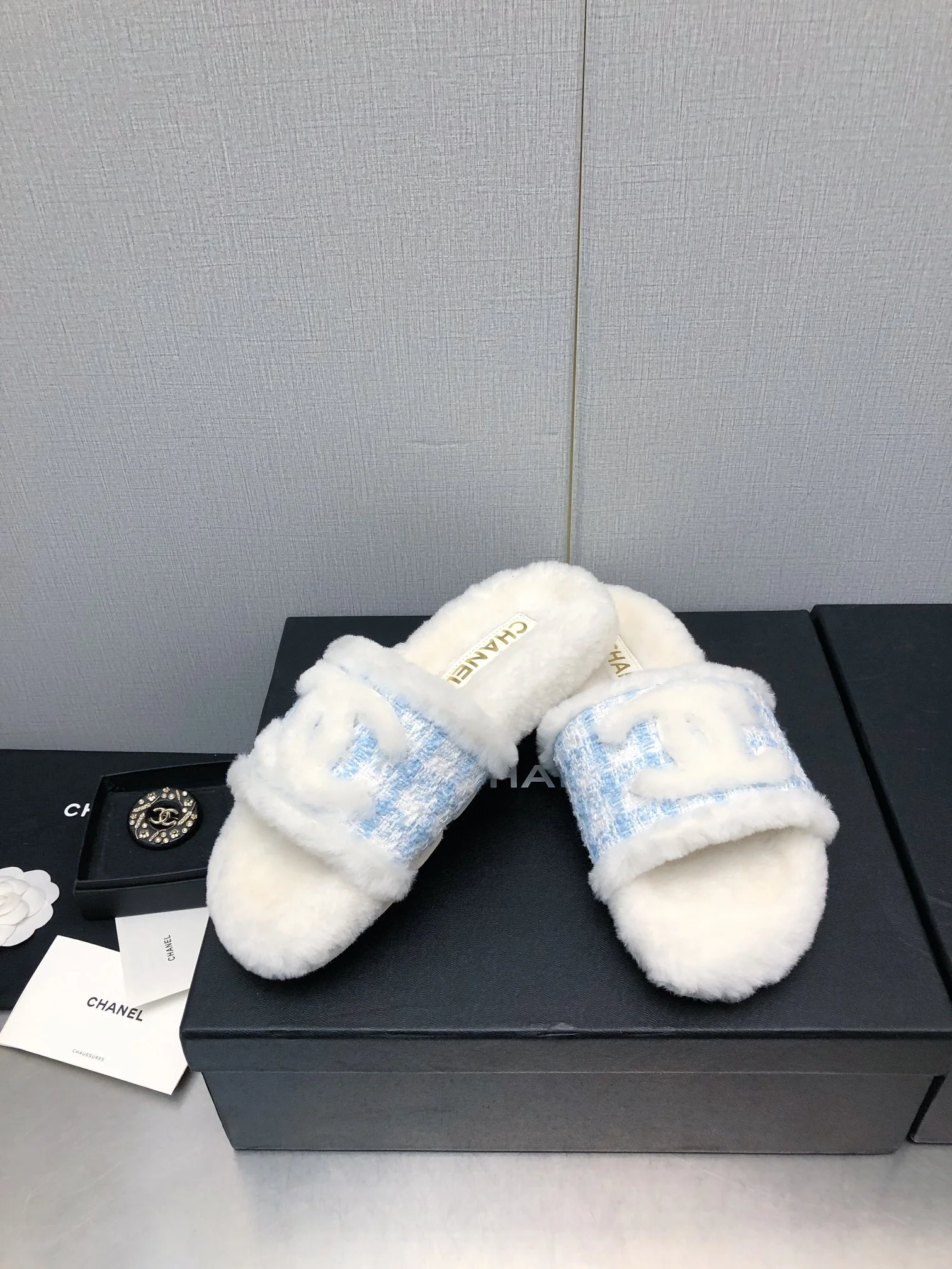 Новинка сезона осень/зима 2023 от Chanel - шерстяные клетчатые тапочки - синие.