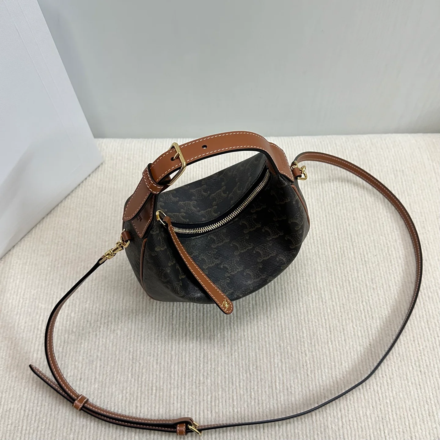 Сумка Celine-Lulu-Crescent Bag, серо-коричневого цвета.