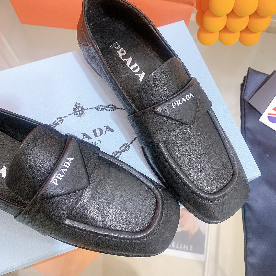 Обувь Prada - удобные лоферы Prada из мягкой кожи - черные