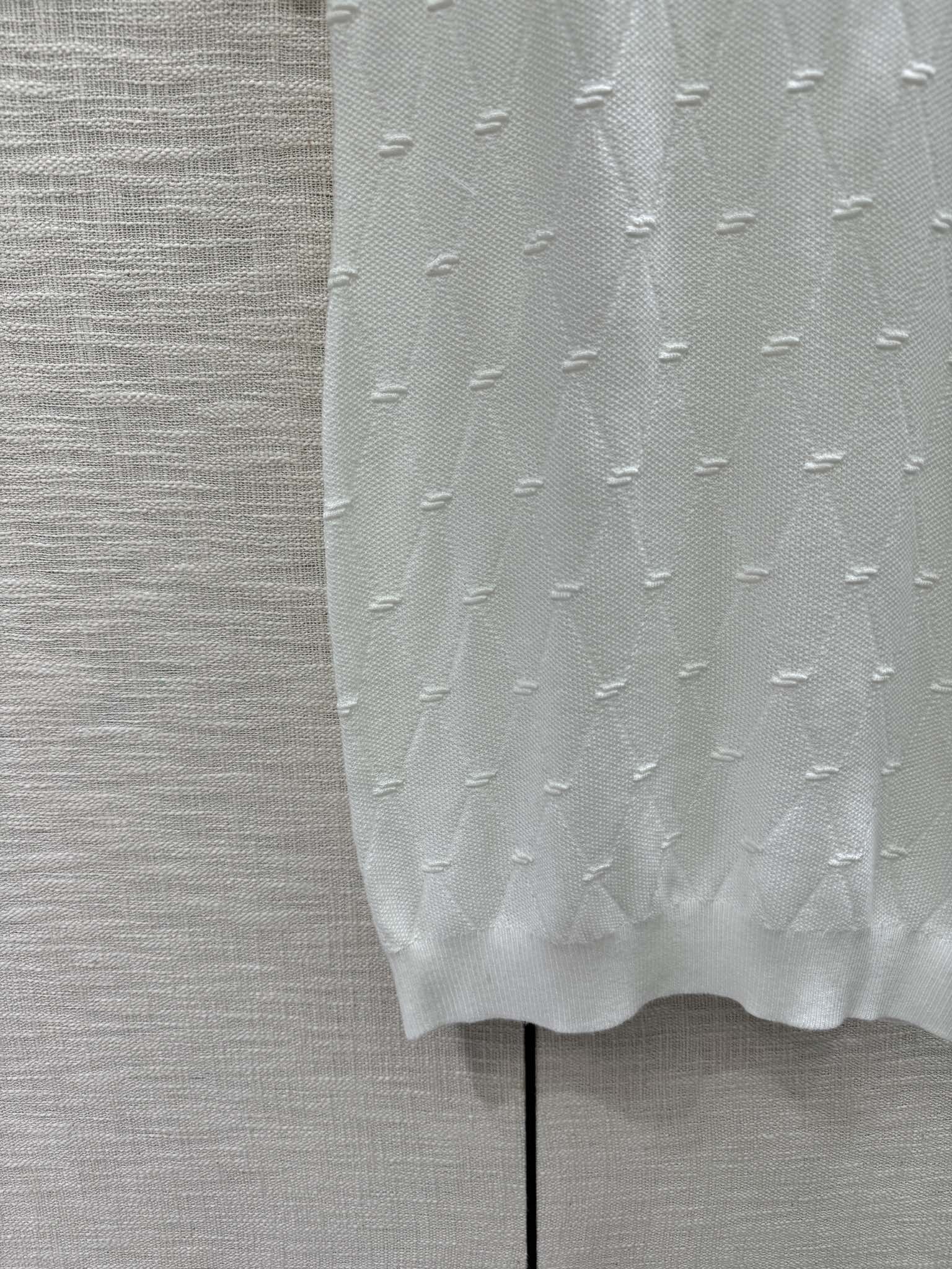 Новая коллекция Chanel Весна/Лето 2024: трикотажное платье с короткими рукавами и ромбовидным узором, белое.