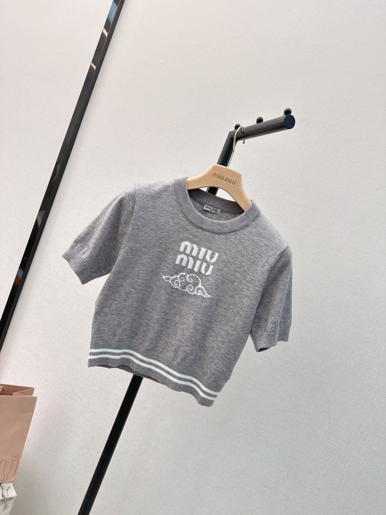 Miu Miu - 2404 - Новинка сезона весна/лето: Классический пуловер с круглым вырезом - Плиссированная юбка - Серый