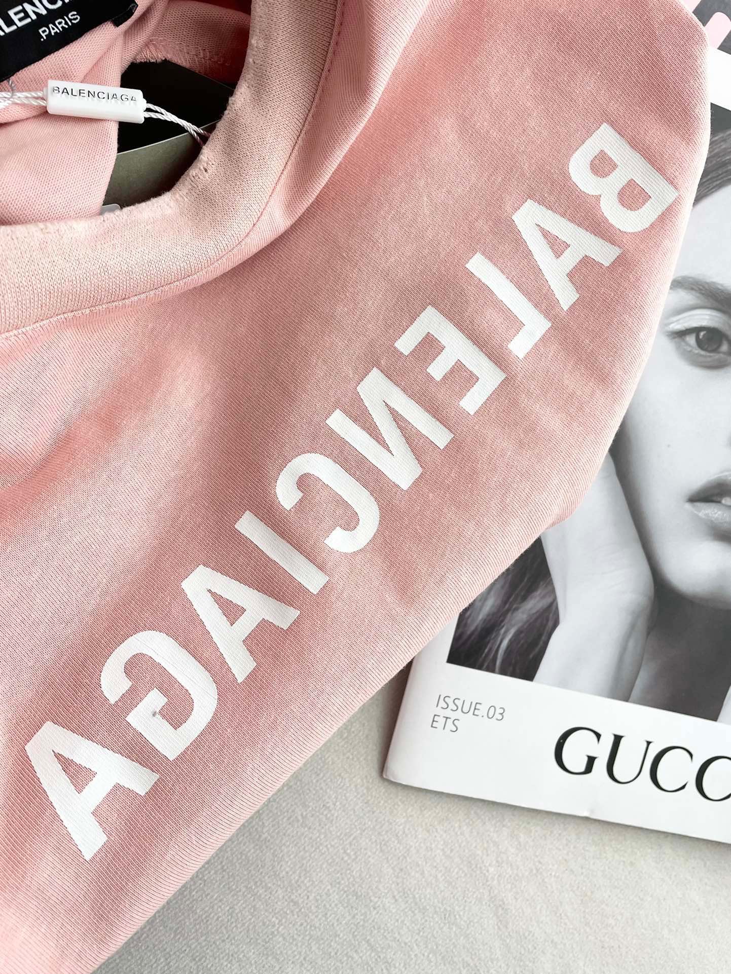 Balenciaga - 2403 - Простая хлопковая футболка свободного кроя с коротким рукавом и эффектом потертости