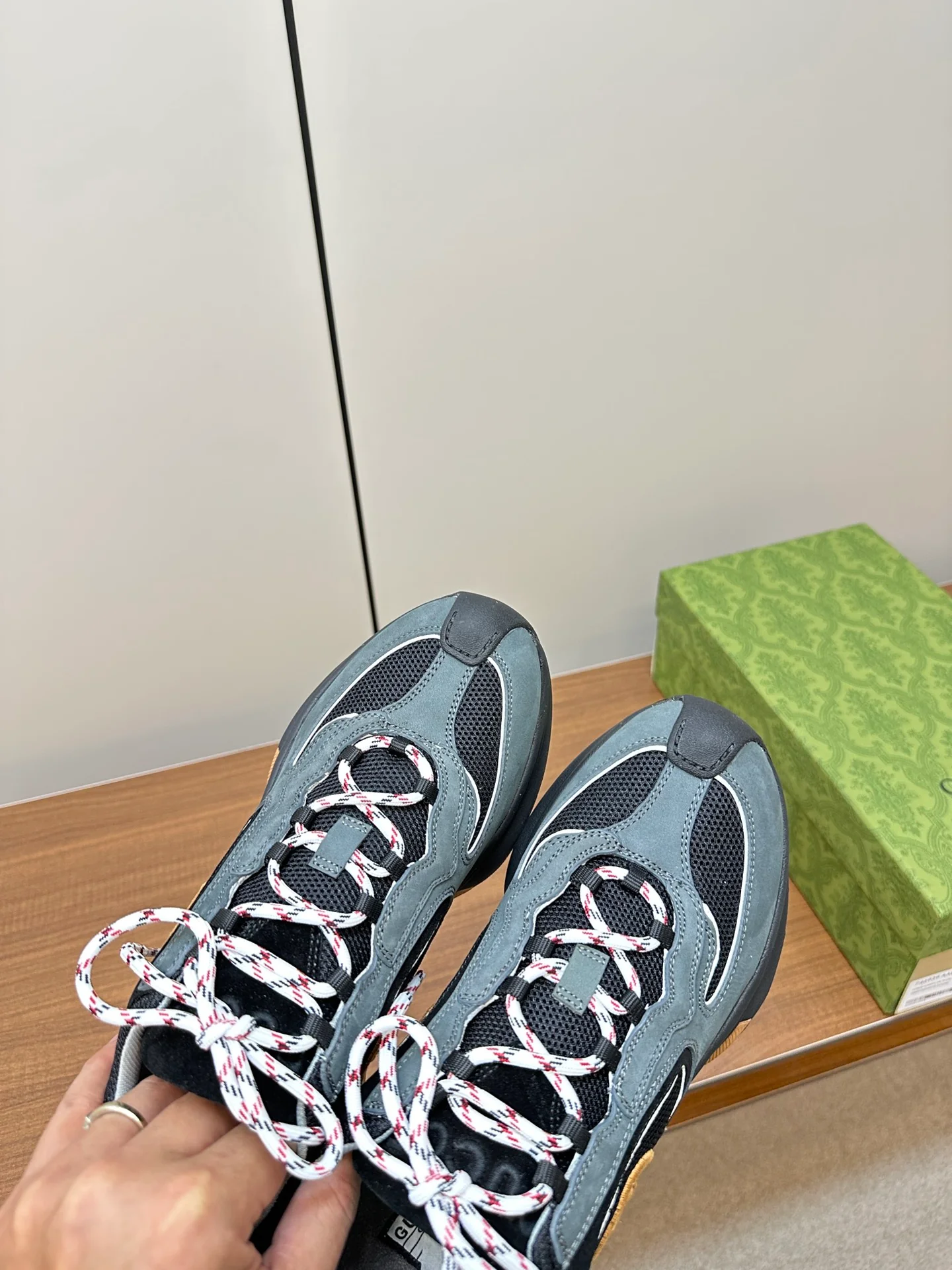 Новинка осенне-зимней коллекции Gucci 2023 — Однотонные вязаные кроссовки — Унисекс — Серо-голубые