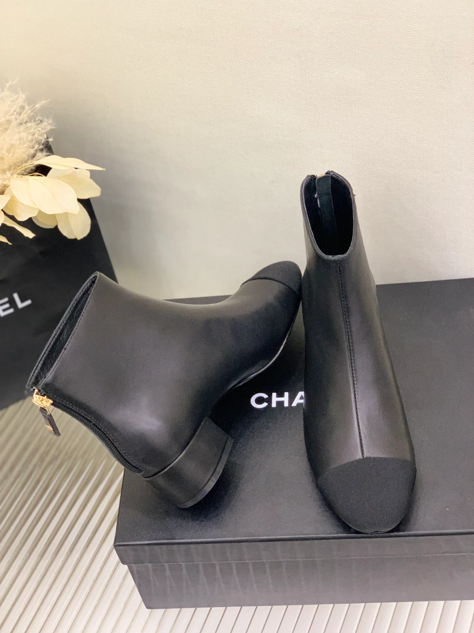 Новинка сезона осень/зима 2022 от Chanel - Ботильоны на низком каблуке - Черные