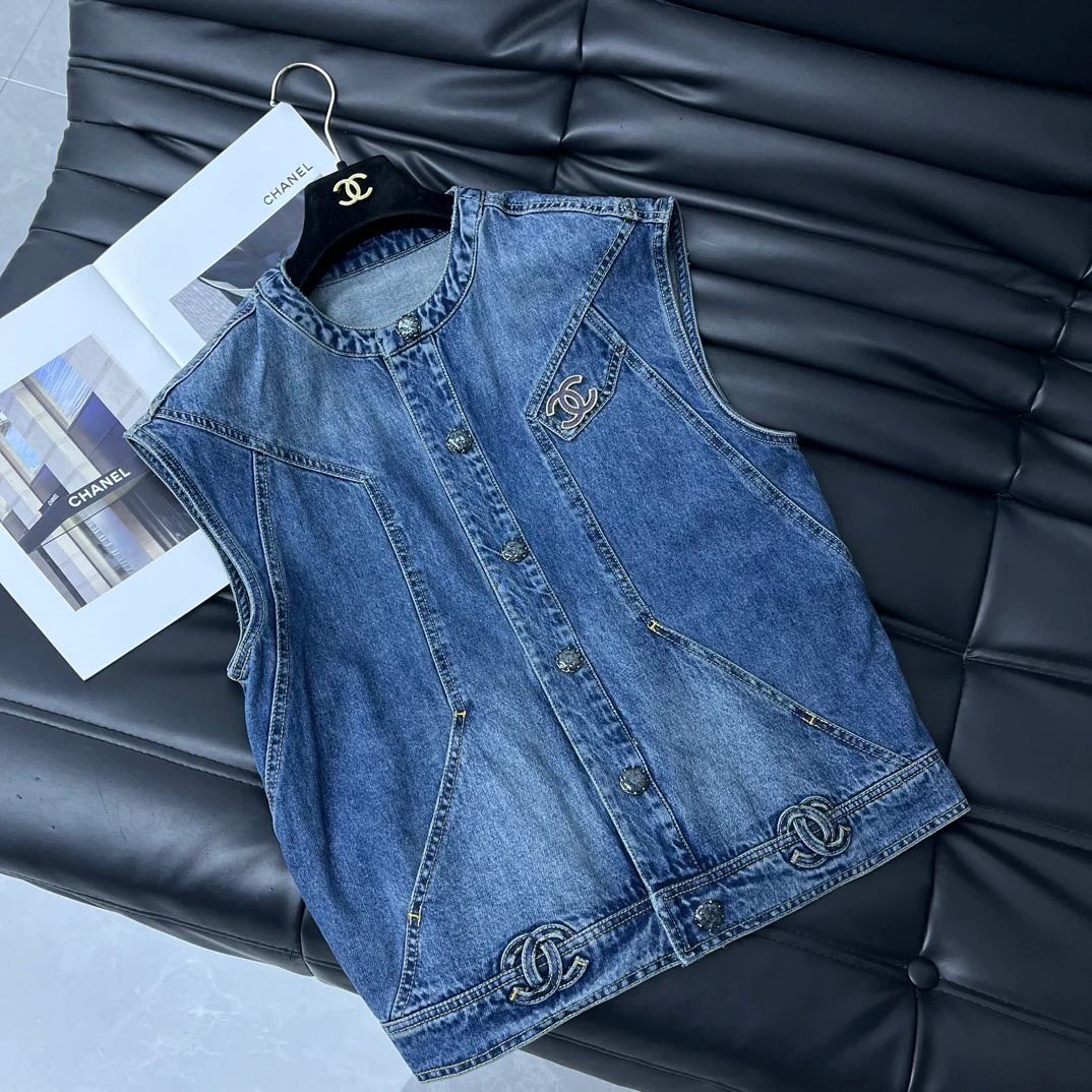 Chanel - Новинка 24 апреля 2024 года - Комплект из джинсовой ткани и жилета с двойной буквой С и брошью.