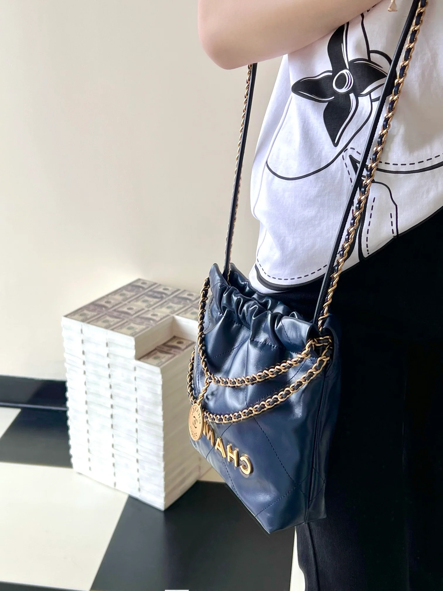 Новая коллекция Chanel Весна/Лето 2023 - Сумка 22 - Мини - Темно-синий - Фотографии в действии