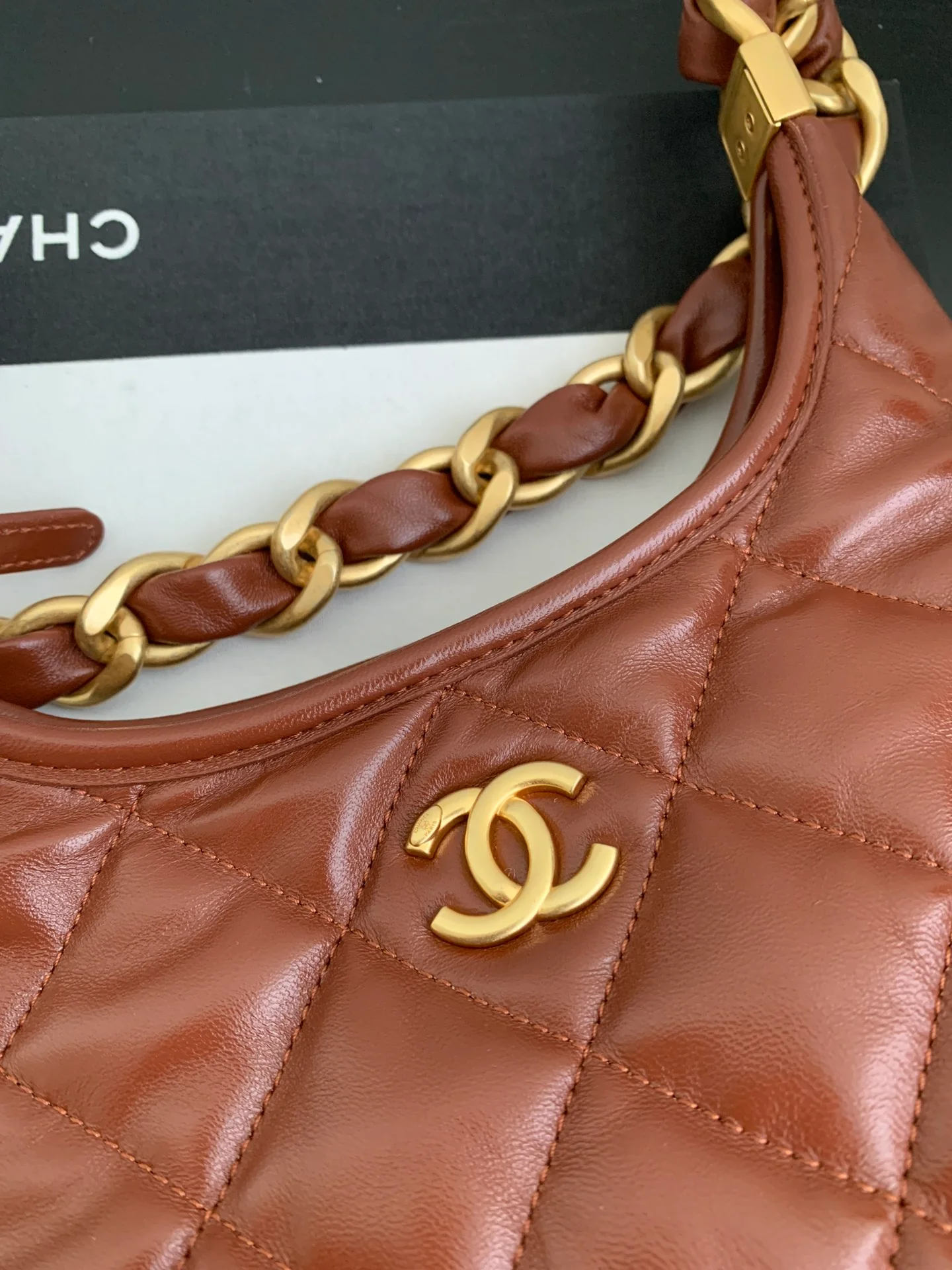 Сумка Chanel на плечо с массивной цепочкой - красная