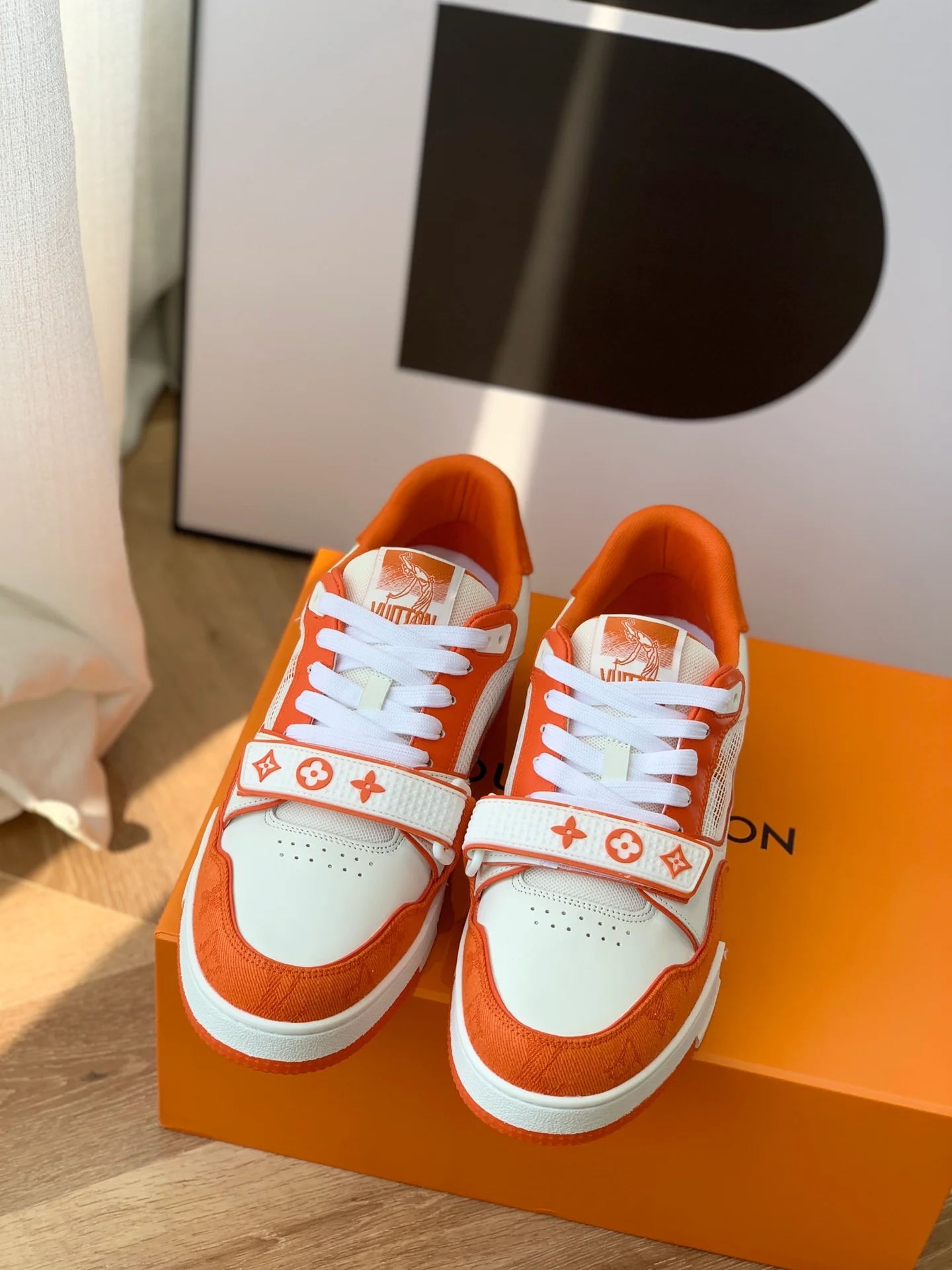 Серия LV-trainer - красные кроссовки