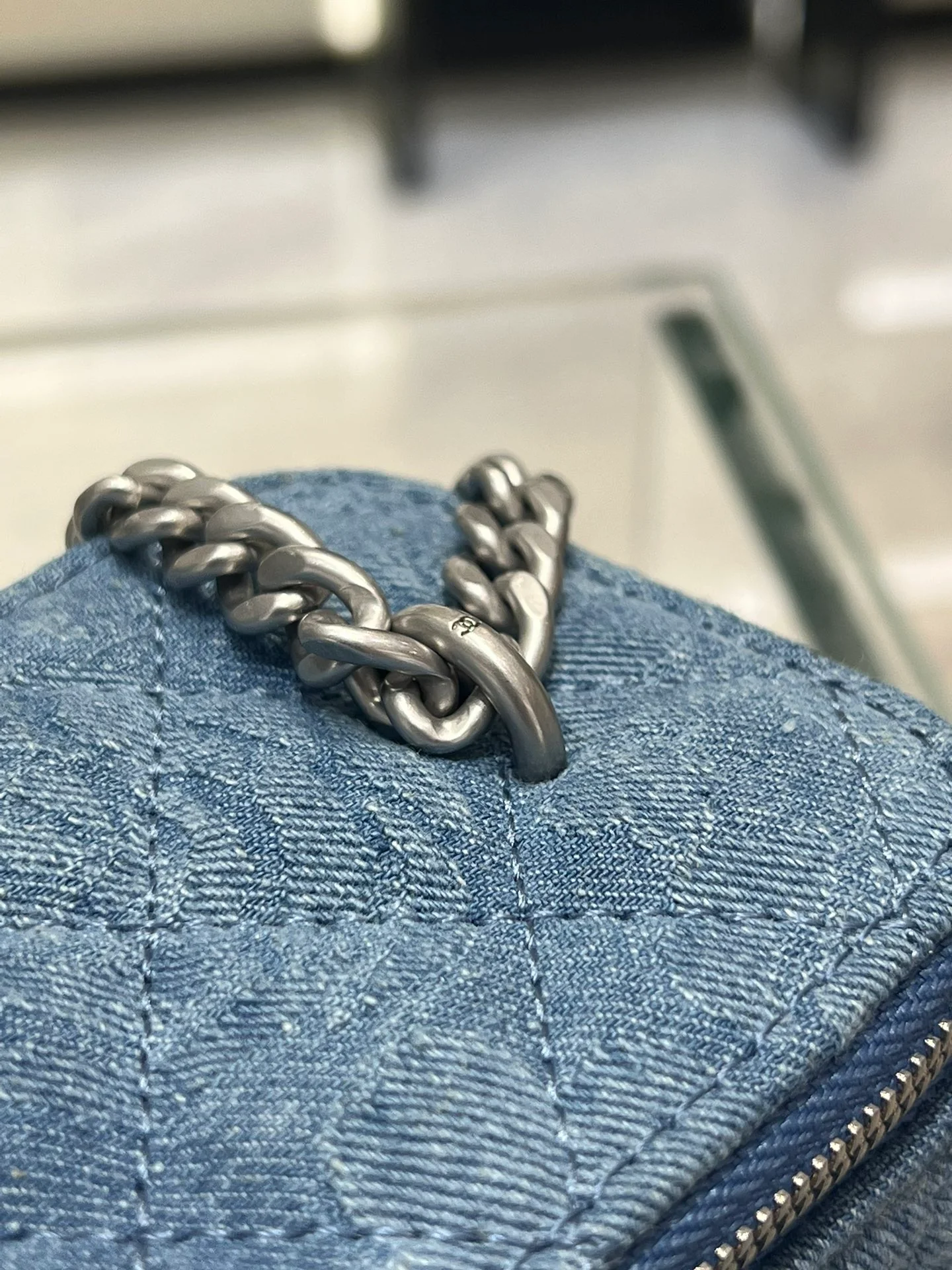 Пуговица в форме сердца из джинсовой ткани Chanel 2023 года — маленькая квадратная коробочка — светло-голубая серебристая пряжка