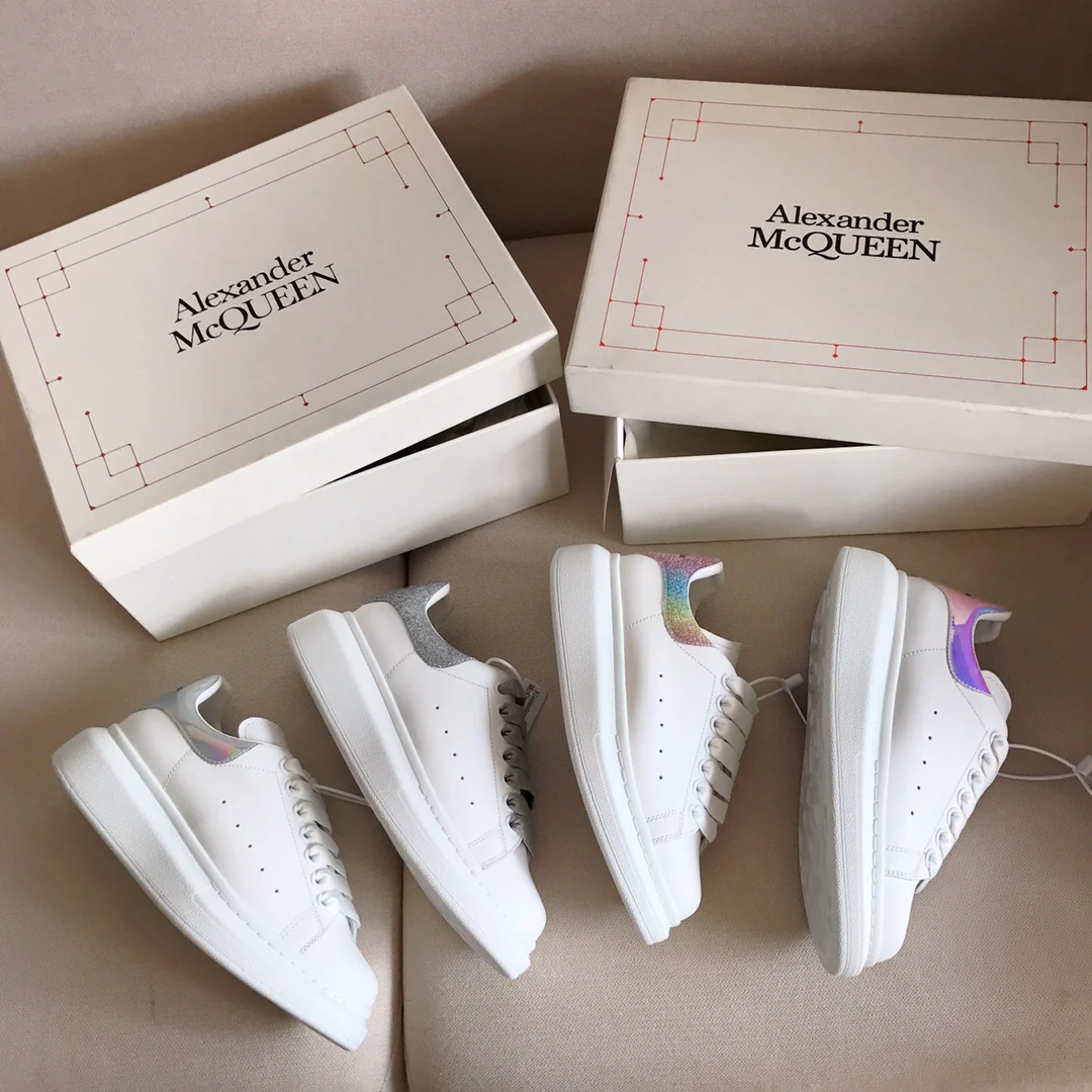 Классические белые кроссовки McQueen с серебристыми блестками
