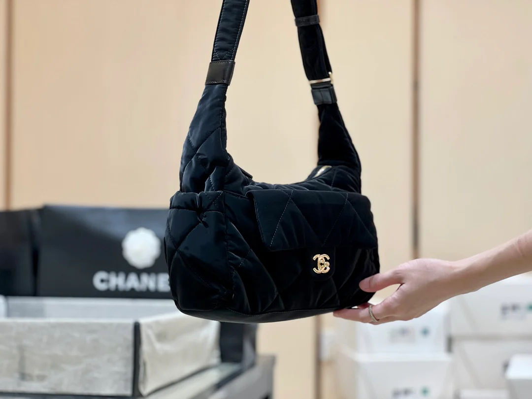 Сумка для лыж Chanel 24n-Coconige, маленькая, черная.