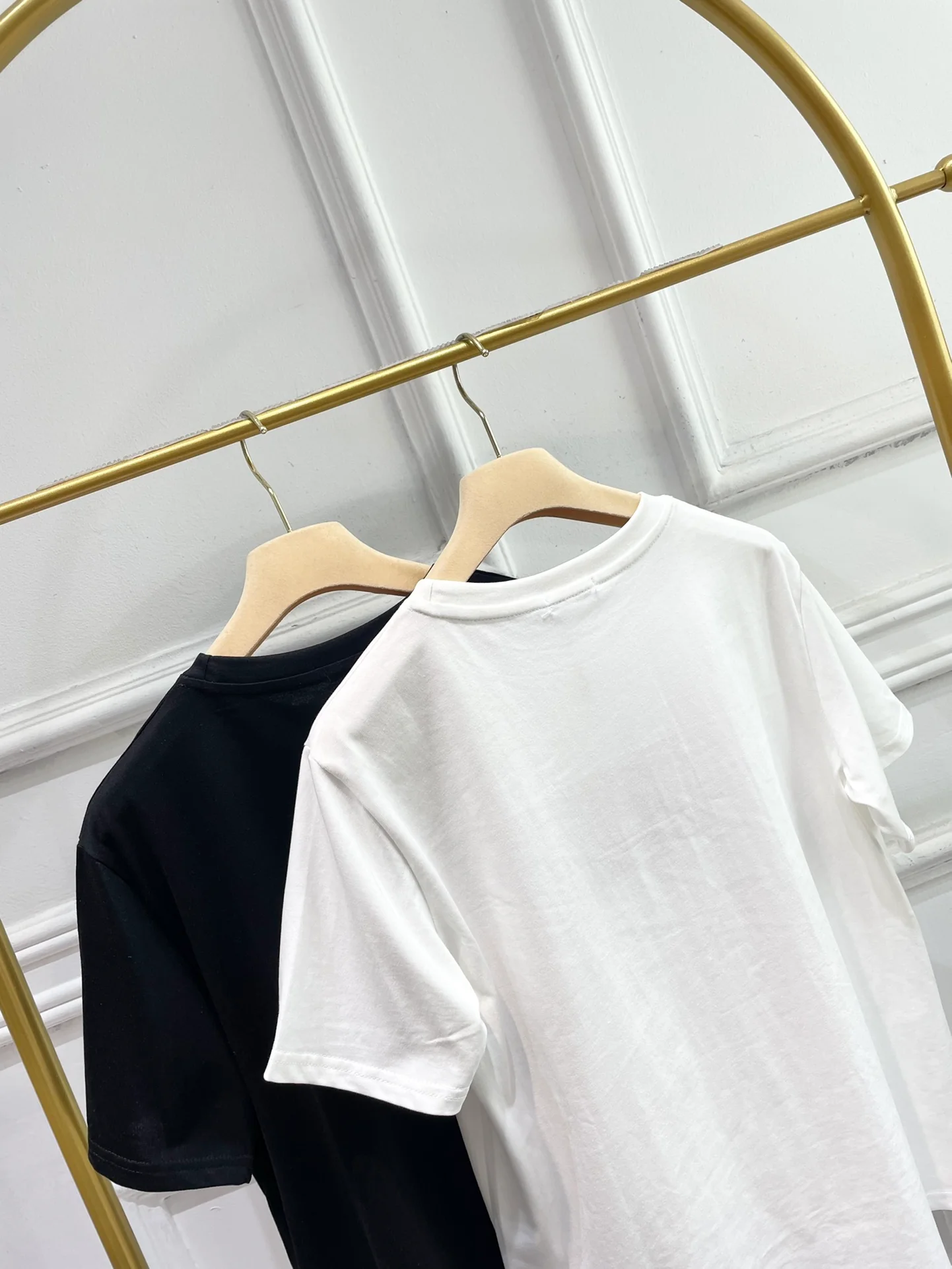 Футболка Miu Miu 2404 с вышитыми буквами и аппликацией, с коротким рукавом, белая.