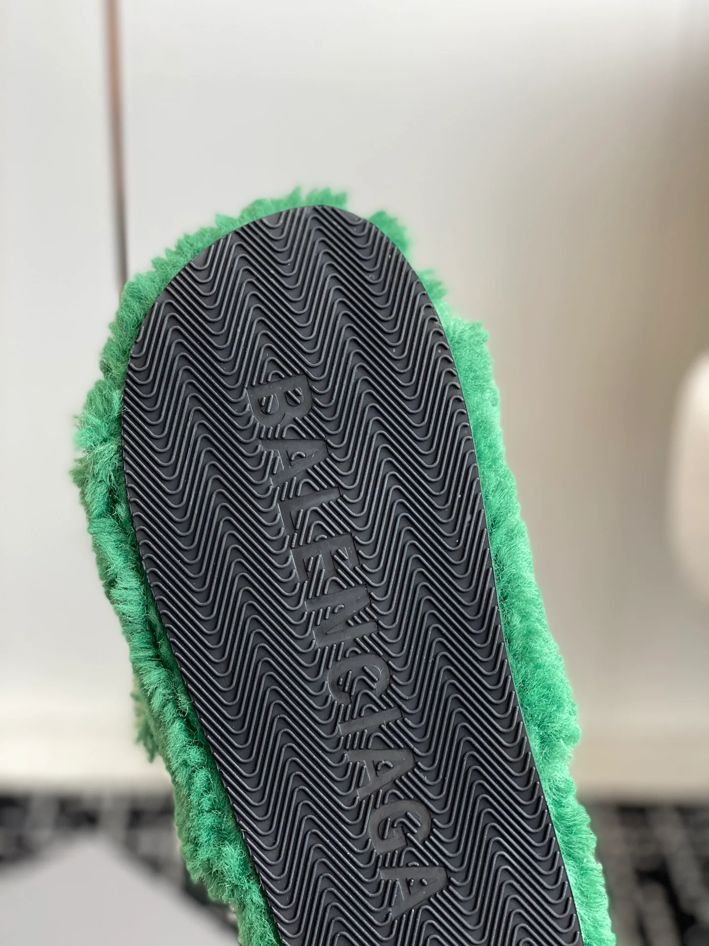 Новинка сезона осень/зима 2023 от Balenciaga — Меховые тапочки — Зеленые с пряжкой