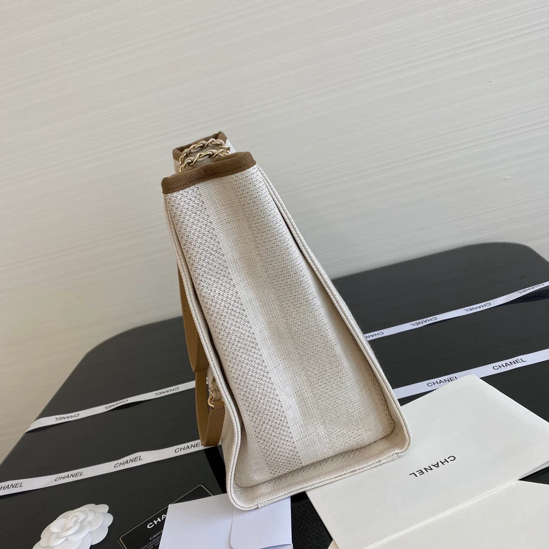 Пляжная сумка Chanel среднего размера в бежевую полоску