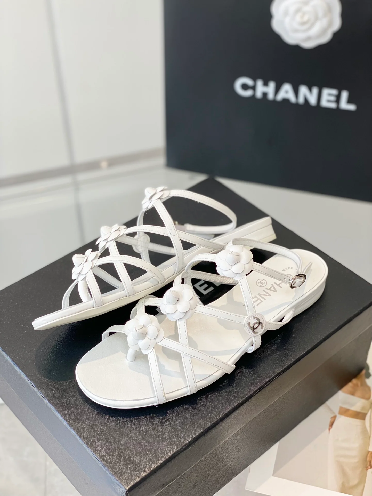 Новинка сезона весна/лето 2023 от Chanel - сандалии Camellia - белые.