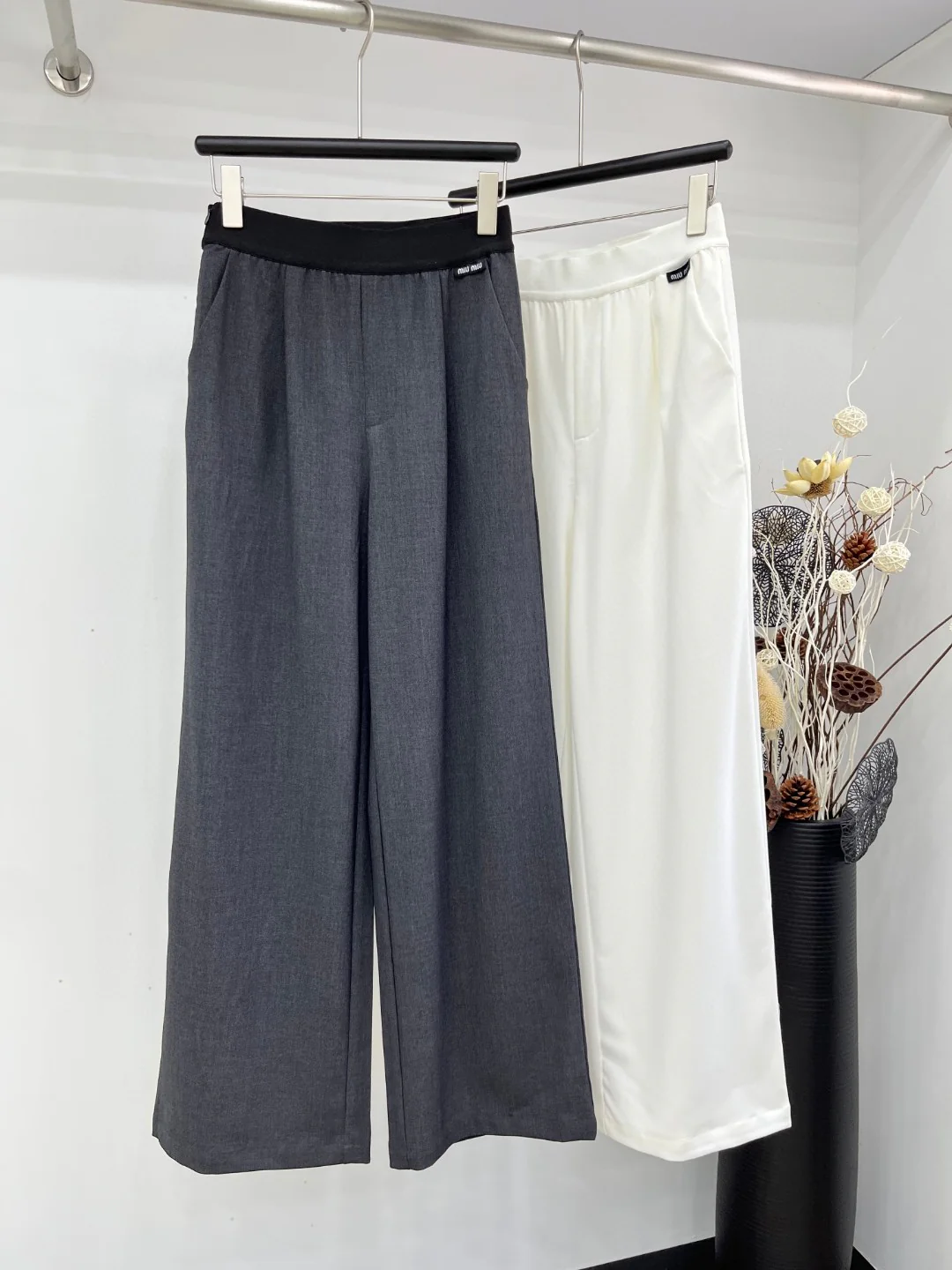 Miu Miu - 2404 - Узкие повседневные брюки - Серые